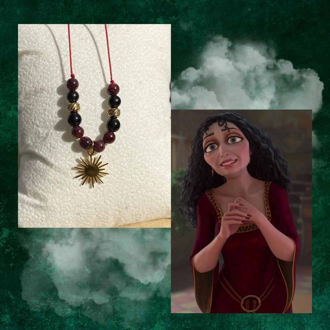 Bracelet Mère Gothel en grenat et obsidienne avec breloque soleil argentée, bijou sombre et symbolique en pierres naturelles fait main Les Merveilles by Pauline. Collection inspiré par les Méchants Disney.