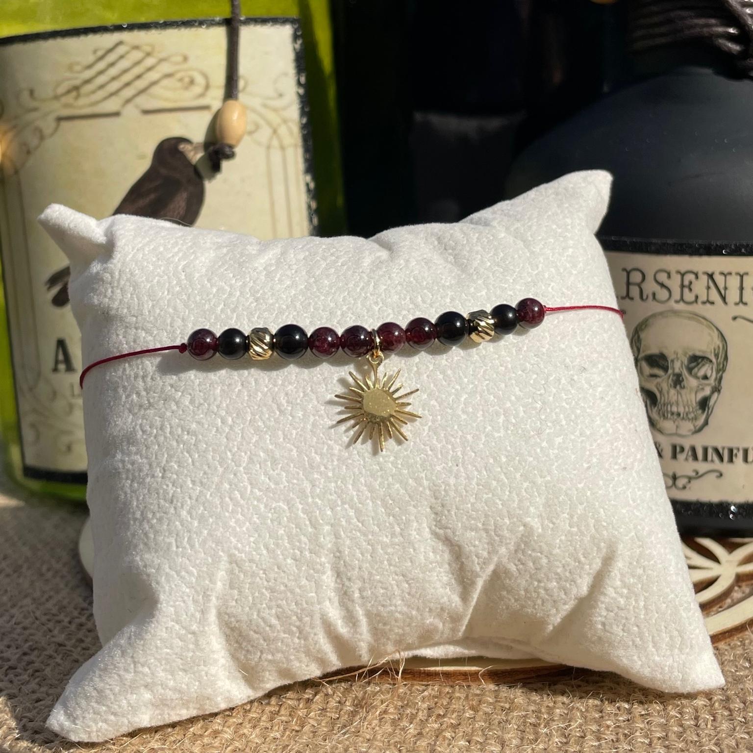 Bracelet MÚre Gothel en grenat et obsidienne avec breloque soleil argentée, bijou sombre et symbolique en pierres naturelles fait main Les Merveilles by Pauline. Collection inspiré par les Méchants Disney.