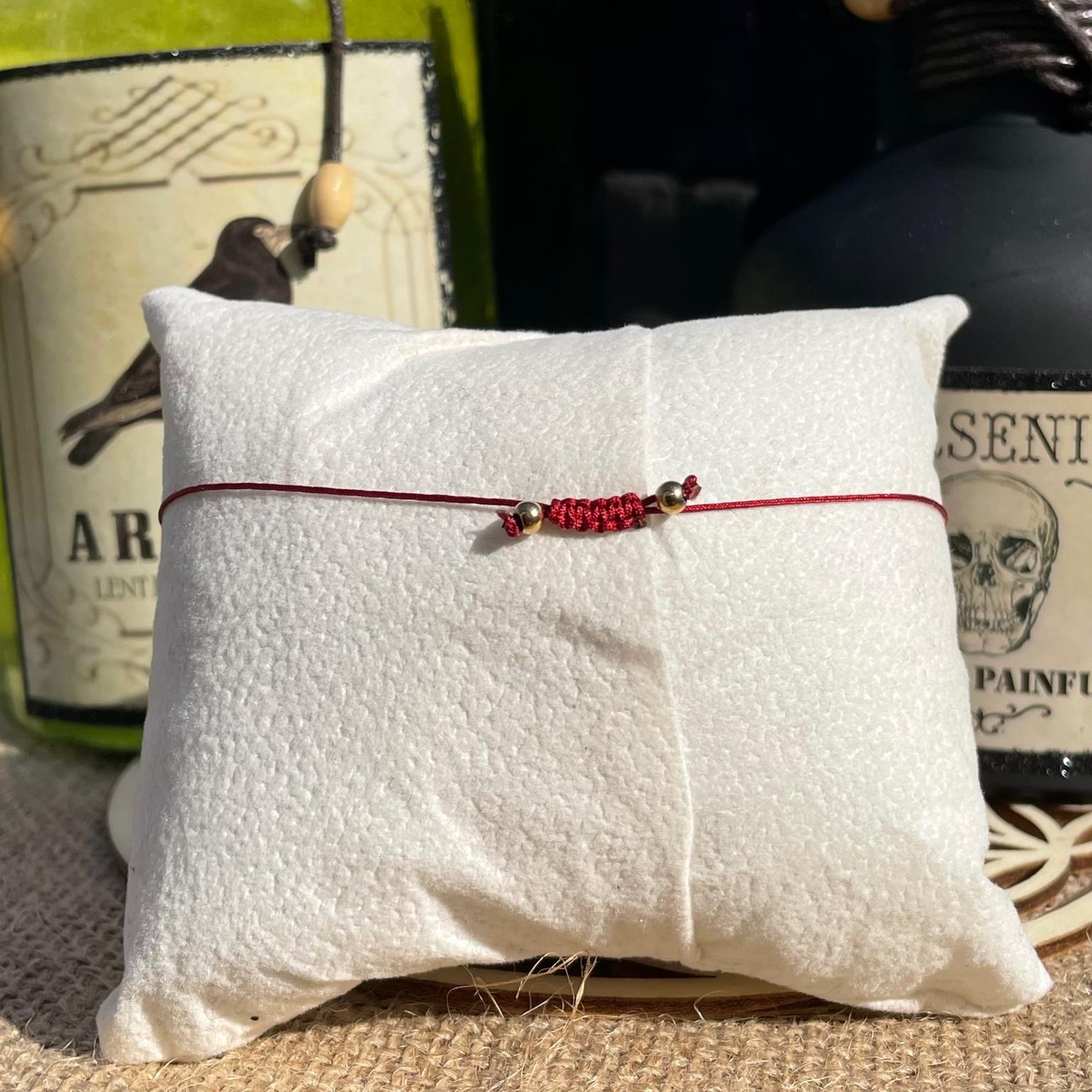 Bracelet Mère Gothel en grenat et obsidienne avec breloque soleil argentée, bijou sombre et symbolique en pierres naturelles fait main Les Merveilles by Pauline. Collection inspiré par les Méchants Disney.