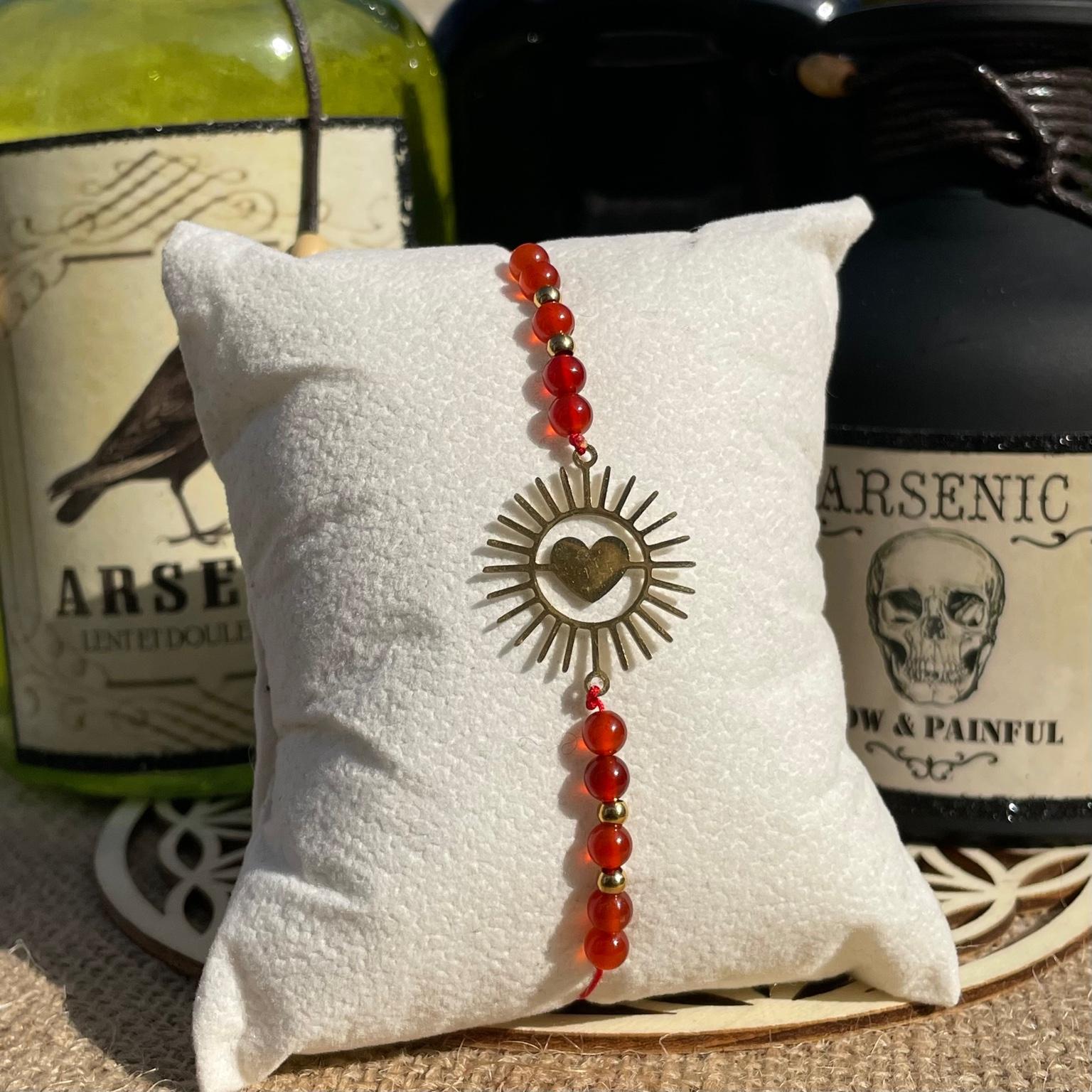 Bracelet Reine de coeur en cornaline avec breloque soleil scintillant doré, bijou original en pierres naturelles fait main Les Merveilles by Pauline. Collection inspiré par les Méchants Disney.