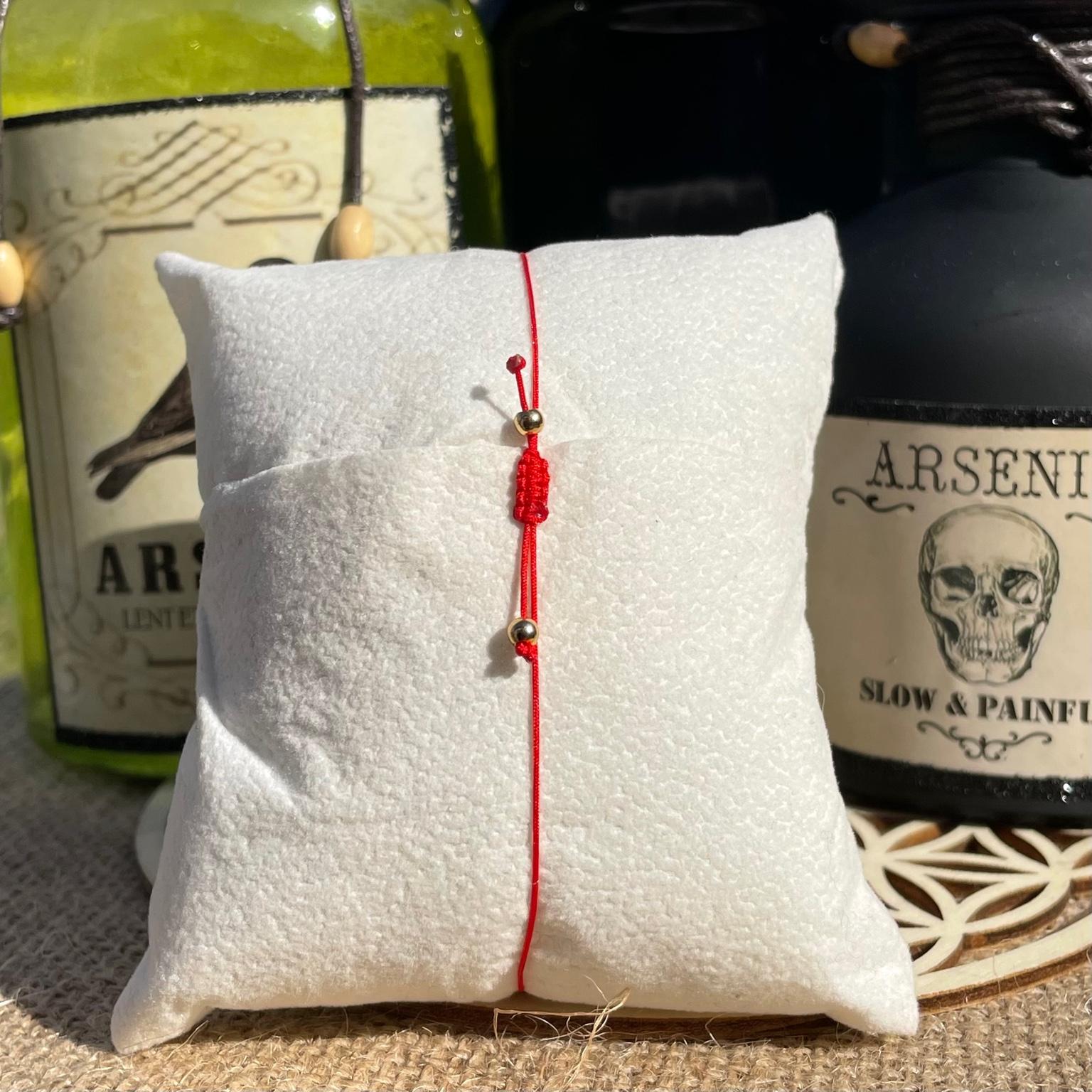 Bracelet Reine de coeur en cornaline avec breloque soleil scintillant doré, bijou original en pierres naturelles fait main Les Merveilles by Pauline. Collection inspiré par les Méchants Disney.