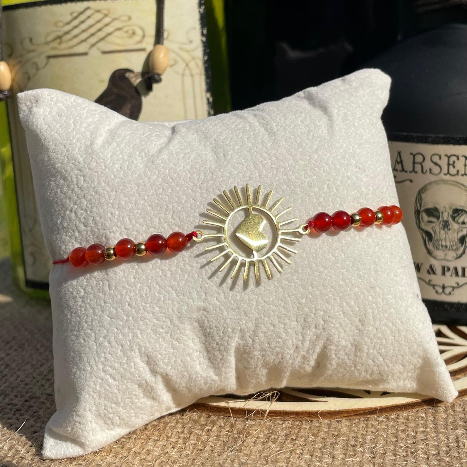 Bracelet Reine de coeur en cornaline avec breloque soleil scintillant doré, bijou original en pierres naturelles fait main Les Merveilles by Pauline. Collection inspiré par les Méchants Disney.