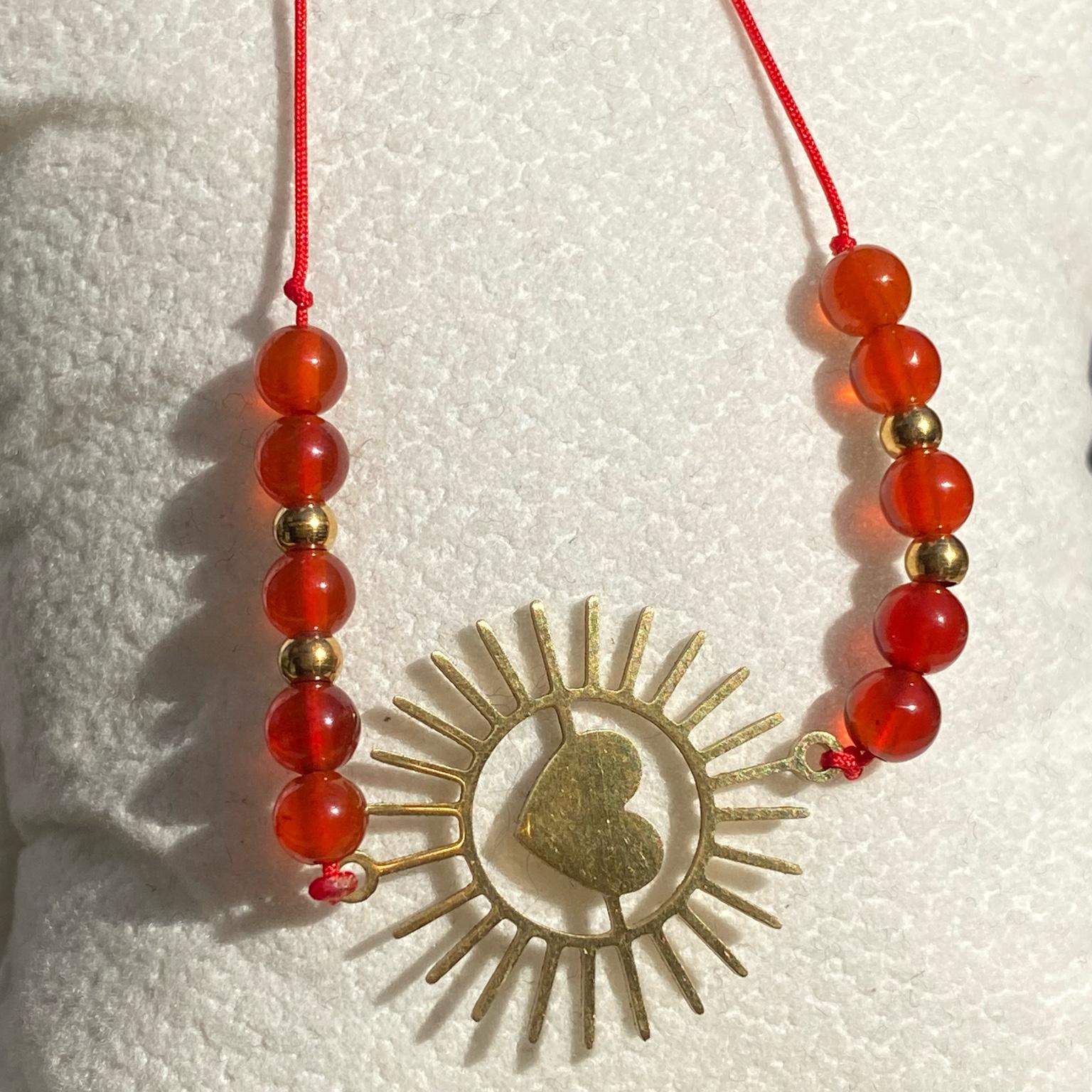 Bracelet Reine de coeur en cornaline avec breloque soleil scintillant doré, bijou original en pierres naturelles fait main Les Merveilles by Pauline. Collection inspiré par les Méchants Disney.