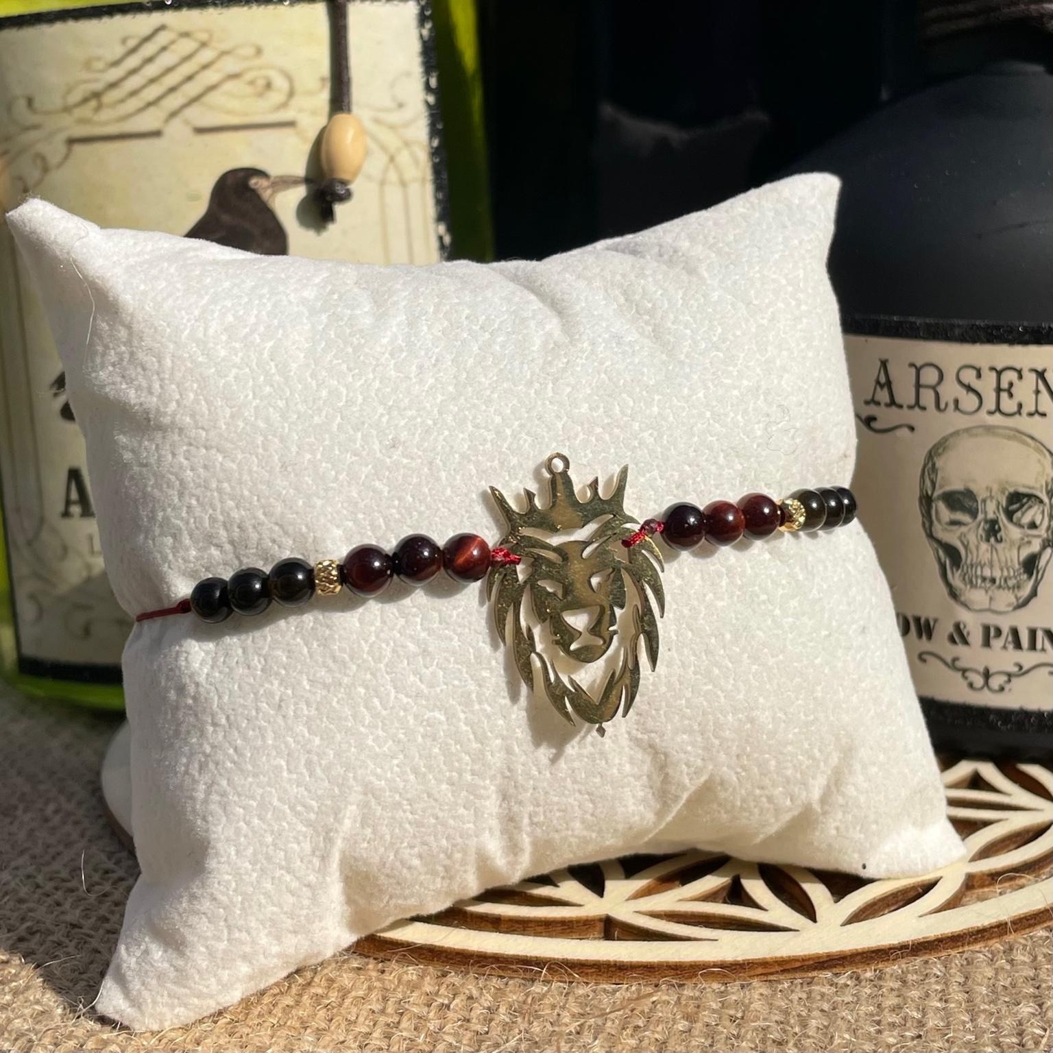 Bracelet Scar en œil de taureau et obsidienne dorée avec breloque tête de lion couronnée dorée, bijou félin et puissant en pierres naturelles fait main Les Merveilles by Pauline. Collection inspiré par les Méchants Disney.