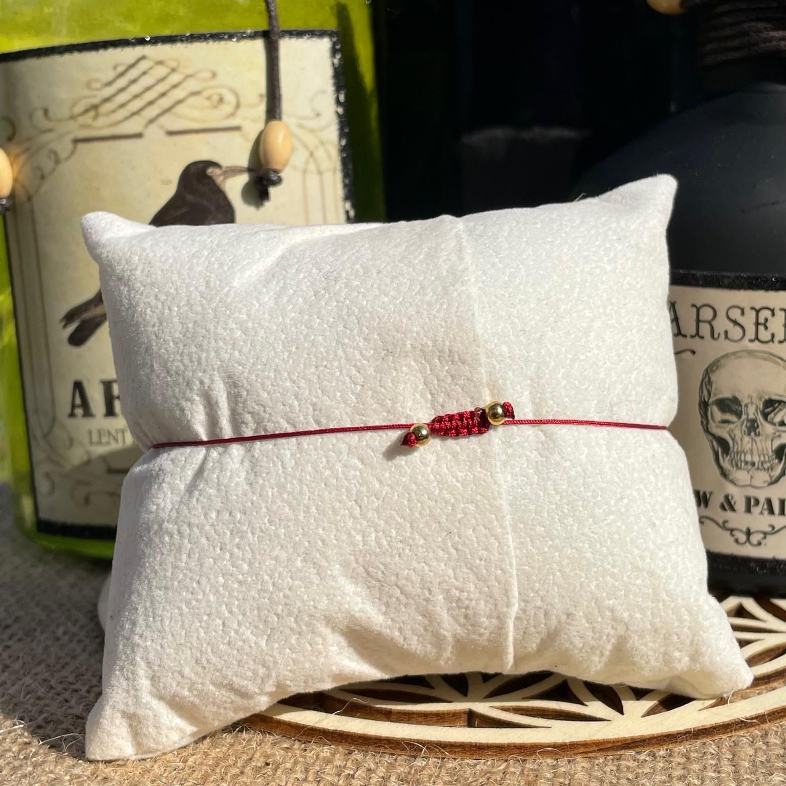 Bracelet Scar en œil de taureau et obsidienne dorée avec breloque tête de lion couronnée dorée, bijou félin et puissant en pierres naturelles fait main Les Merveilles by Pauline. Collection inspiré par les Méchants Disney.