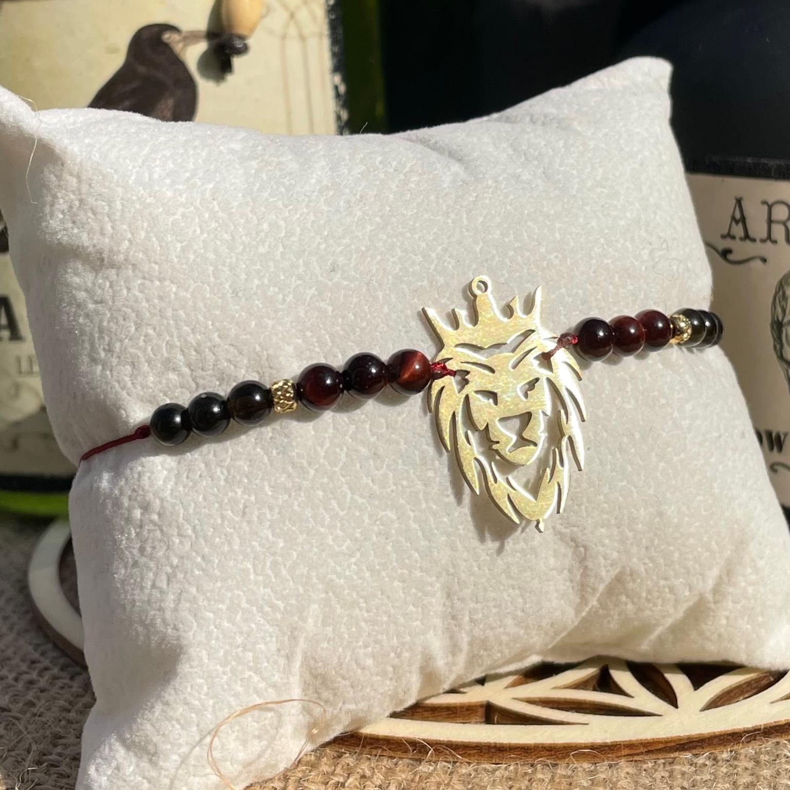 Bracelet Scar en Ćil de taureau et obsidienne dorĂ©e avec breloque tĂȘte de lion couronnĂ©e dorĂ©e, bijou fĂ©lin et puissant en pierres naturelles fait main Les Merveilles by Pauline. Collection inspirĂ© par les MĂ©chants Disney.