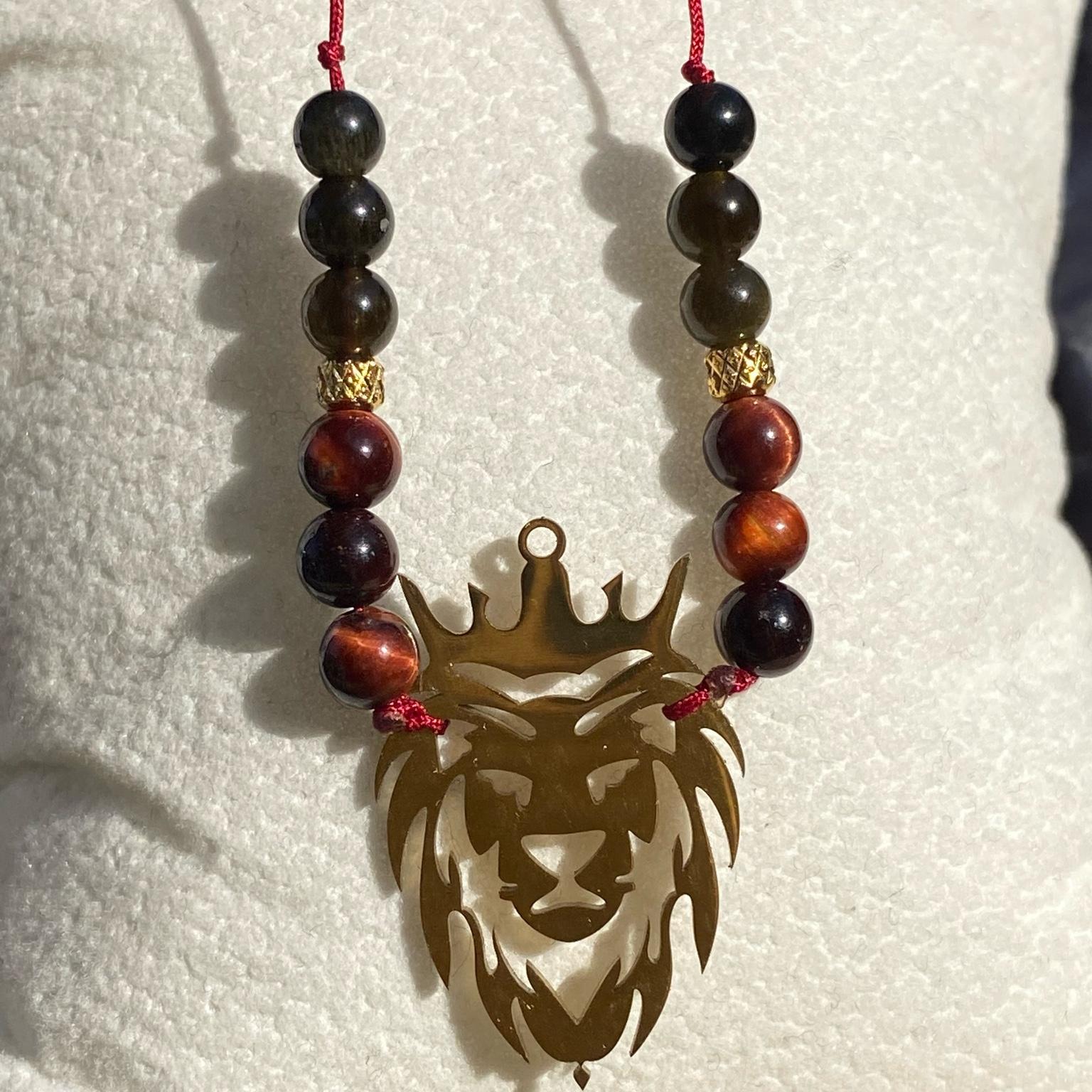 Bracelet Scar en œil de taureau et obsidienne dorée avec breloque tête de lion couronnée dorée, bijou félin et puissant en pierres naturelles fait main Les Merveilles by Pauline. Collection inspiré par les Méchants Disney.