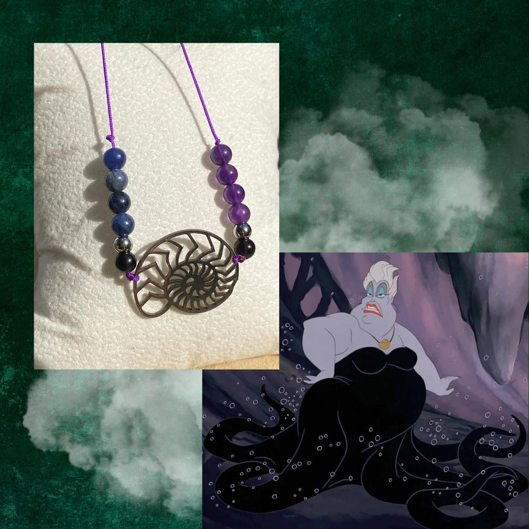 Bracelet Ursula en améthyste, sodalite et onyx avec breloque coquillage argentée rappelant la voix d’Ariel, bijou marin en pierres naturelles fait main Les Merveilles by Pauline. Collection inspiré par les Méchants Disney.