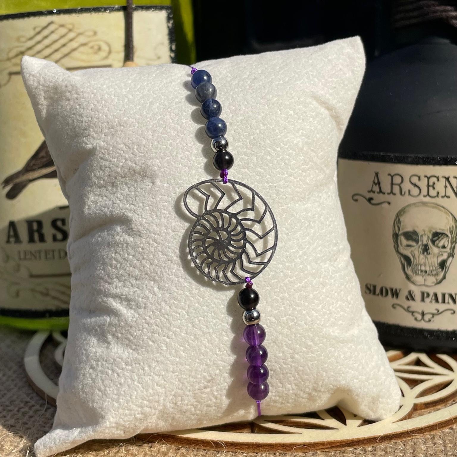 Bracelet Ursula en améthyste, sodalite et onyx avec breloque coquillage argentée rappelant la voix d’Ariel, bijou marin en pierres naturelles fait main Les Merveilles by Pauline. Collection inspiré par les Méchants Disney.