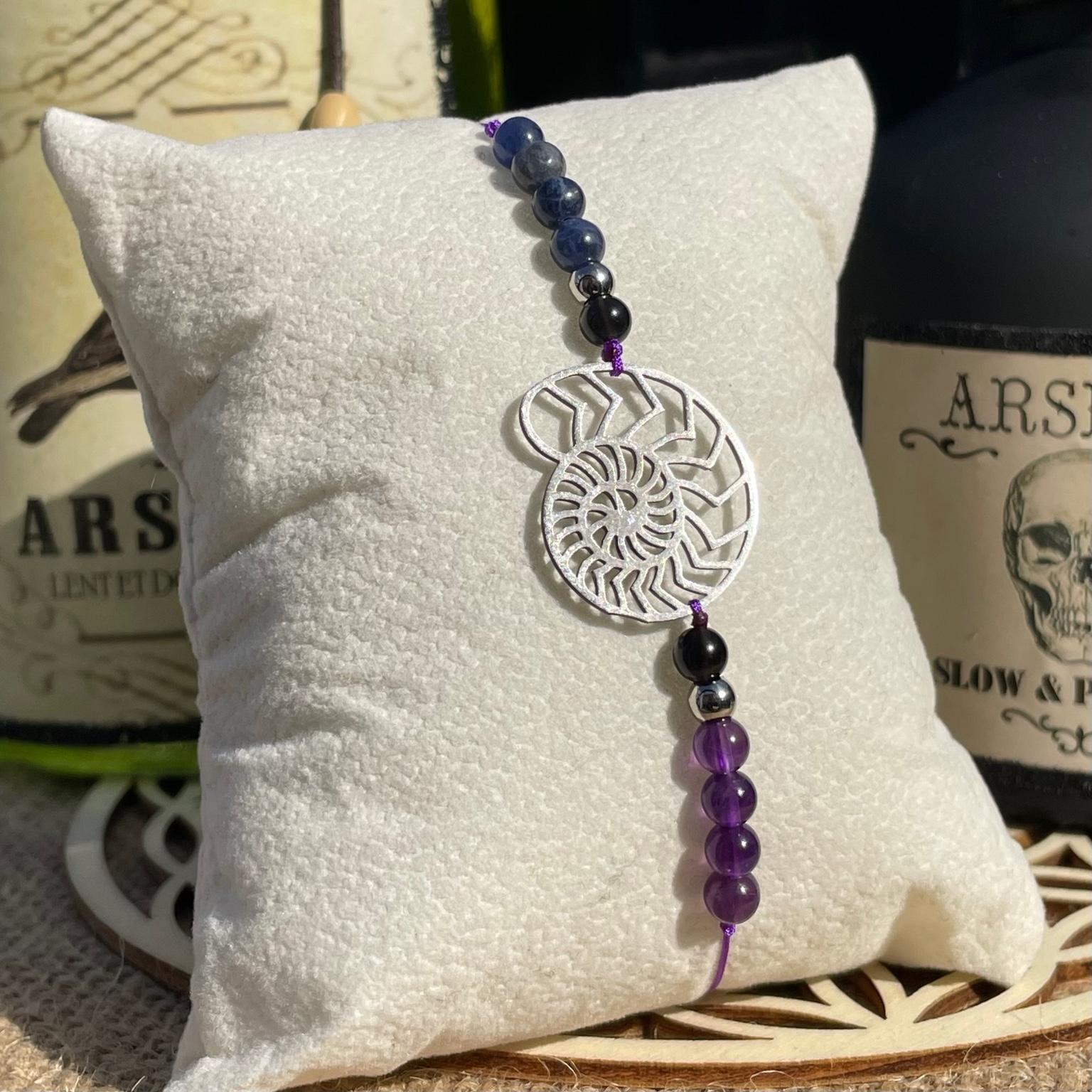 Bracelet Ursula en améthyste, sodalite et onyx avec breloque coquillage argentée rappelant la voix d’Ariel, bijou marin en pierres naturelles fait main Les Merveilles by Pauline. Collection inspiré par les Méchants Disney.