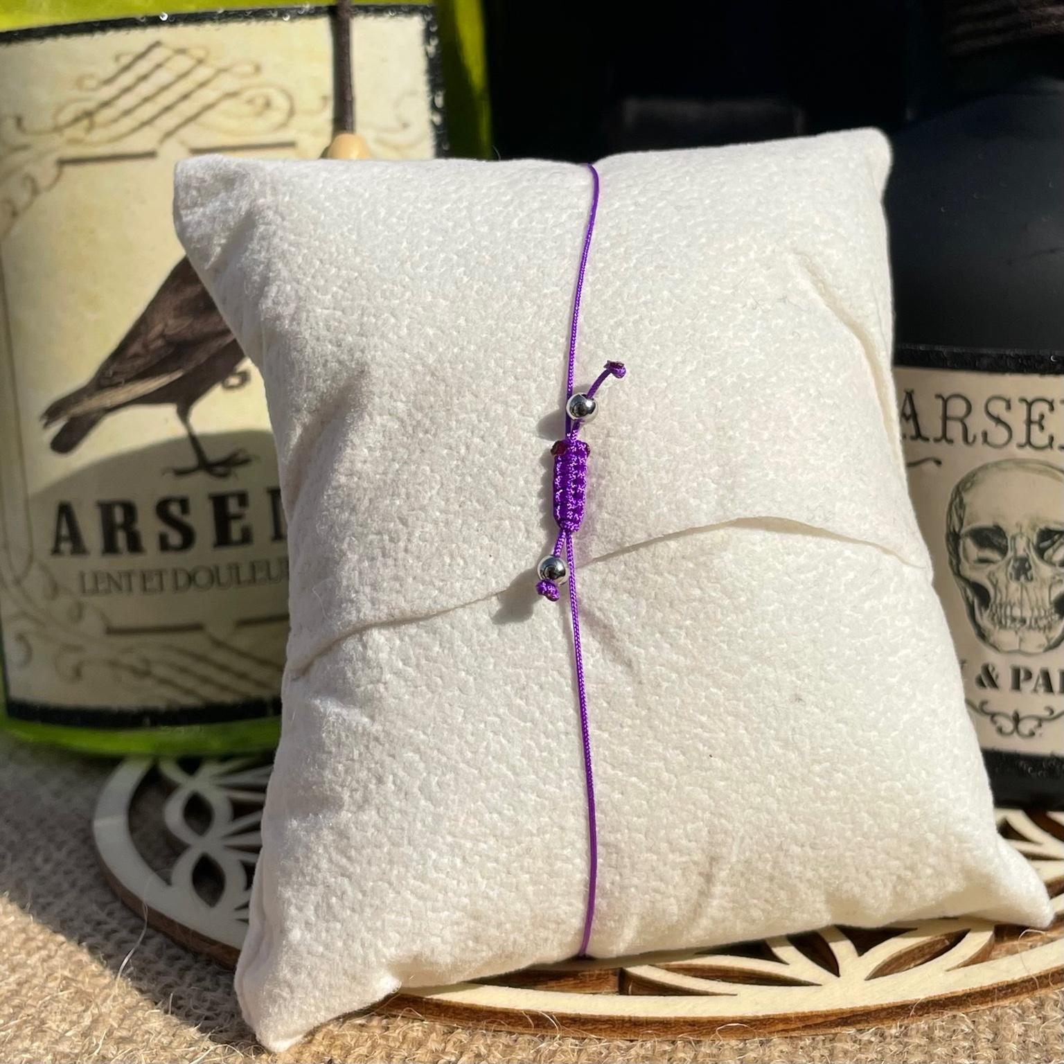 Bracelet Ursula en améthyste, sodalite et onyx avec breloque coquillage argentée rappelant la voix d’Ariel, bijou marin en pierres naturelles fait main Les Merveilles by Pauline. Collection inspiré par les Méchants Disney.