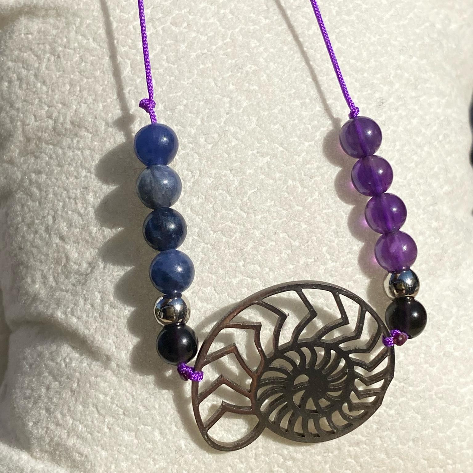 Bracelet Ursula en améthyste, sodalite et onyx avec breloque coquillage argentée rappelant la voix d’Ariel, bijou marin en pierres naturelles fait main Les Merveilles by Pauline. Collection inspiré par les Méchants Disney.