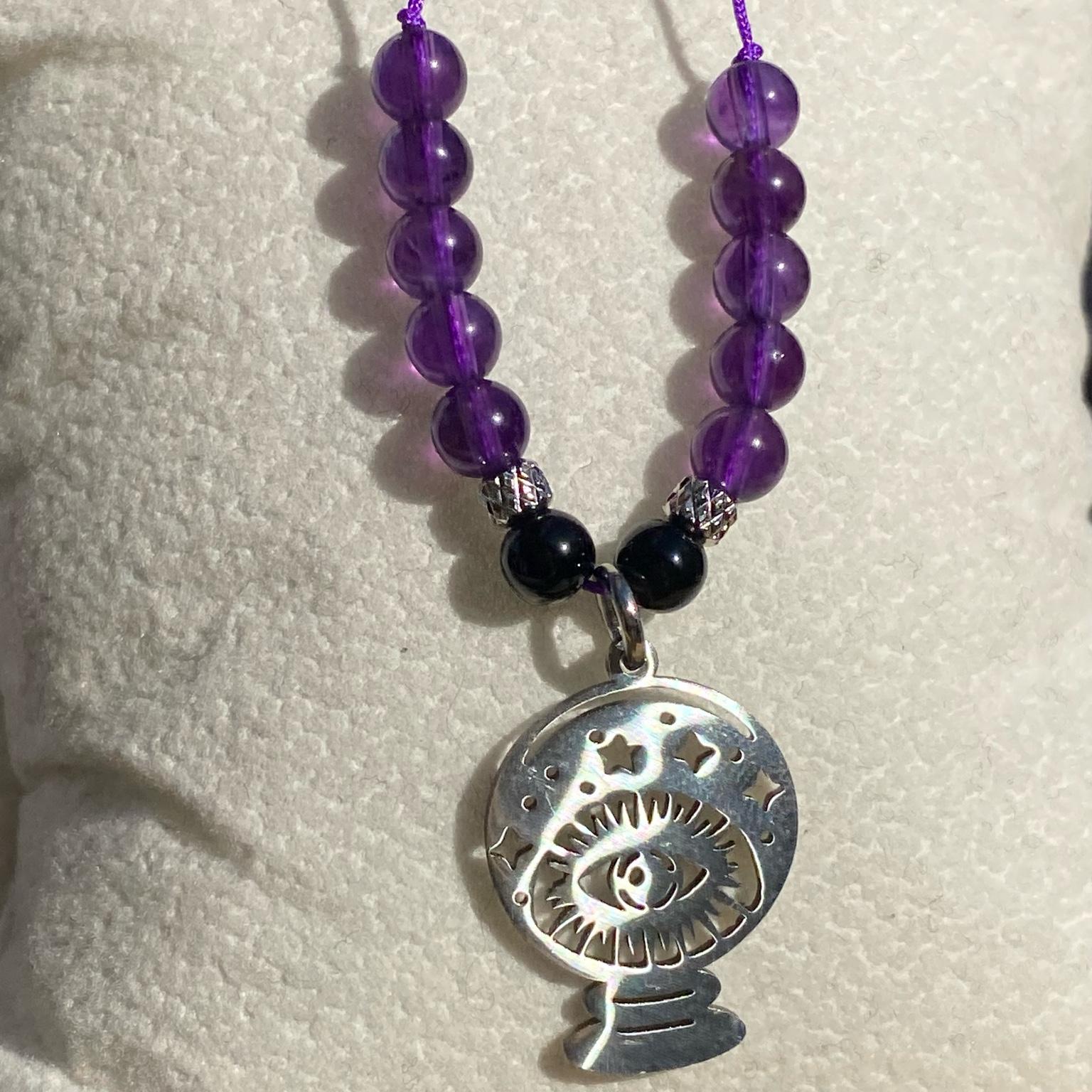 Bracelet Yzma en améthyste et onyx noir avec breloque boule de cristal magique argentée, bijou original en pierres naturelles fait main Les Merveilles by Pauline. Collection inspiré par les Méchants Disney.