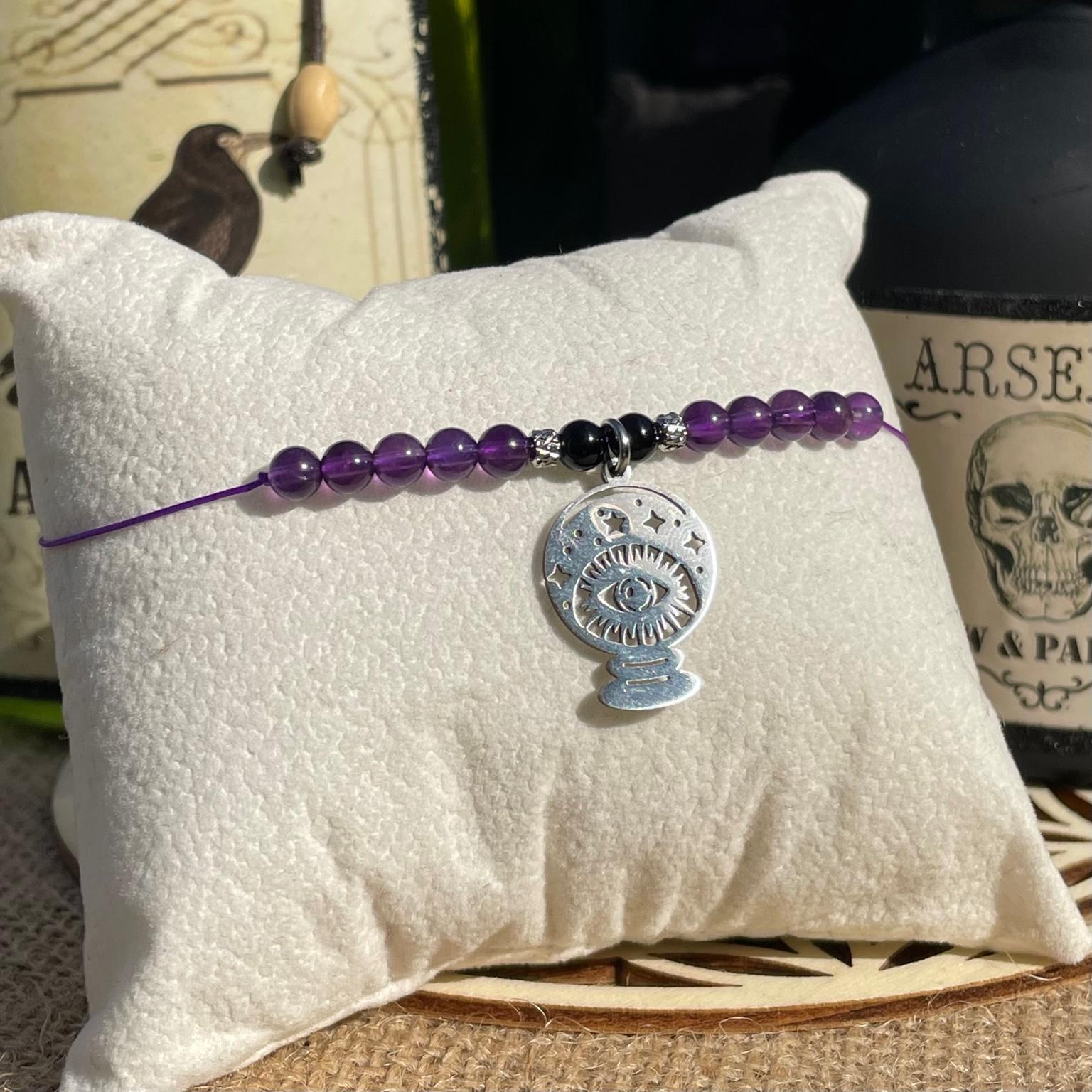 Bracelet Yzma en améthyste et onyx noir avec breloque boule de cristal magique argentée, bijou original en pierres naturelles fait main Les Merveilles by Pauline. Collection inspiré par les Méchants Disney.