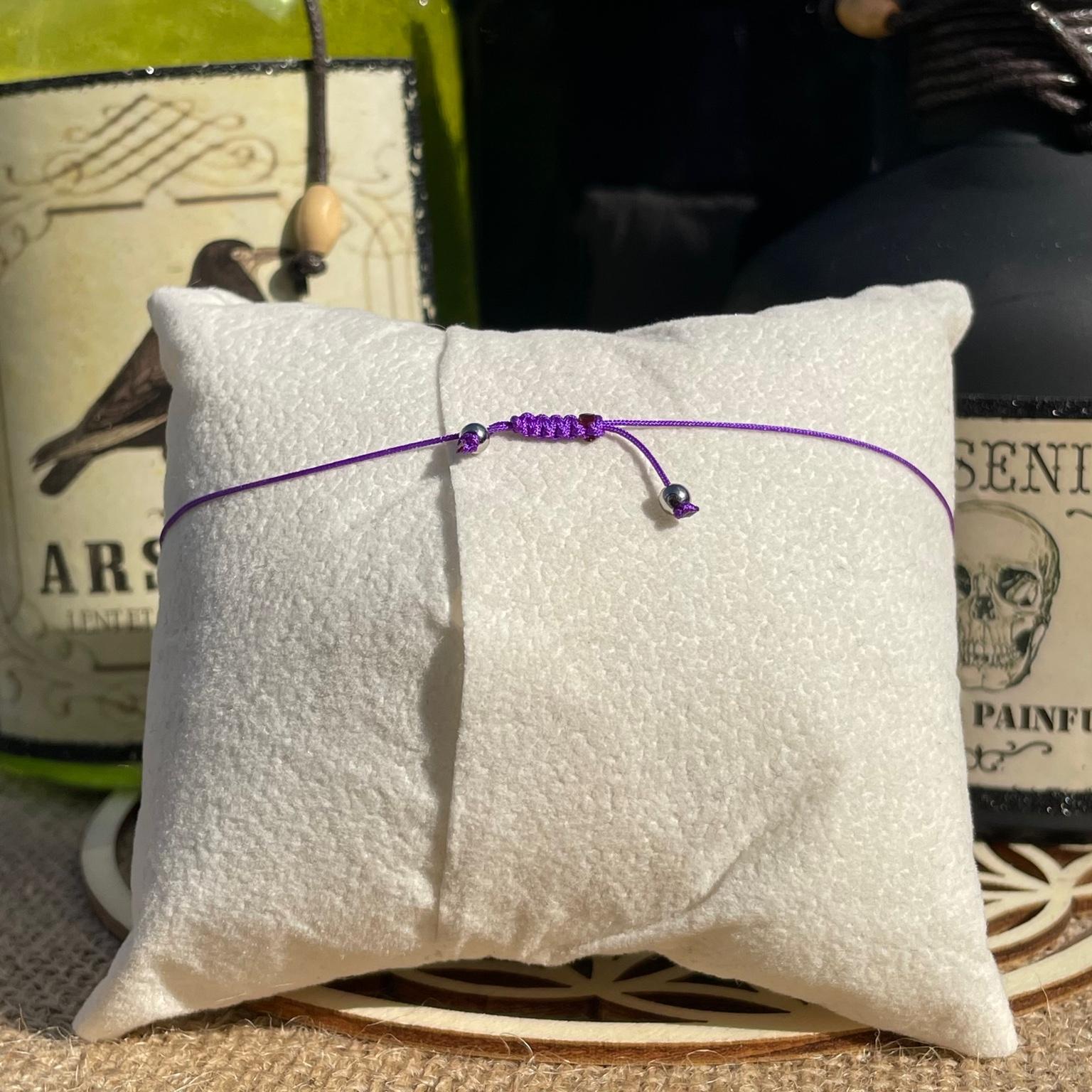 Bracelet Yzma en améthyste et onyx noir avec breloque boule de cristal magique argentée, bijou original en pierres naturelles fait main Les Merveilles by Pauline. Collection inspiré par les Méchants Disney.