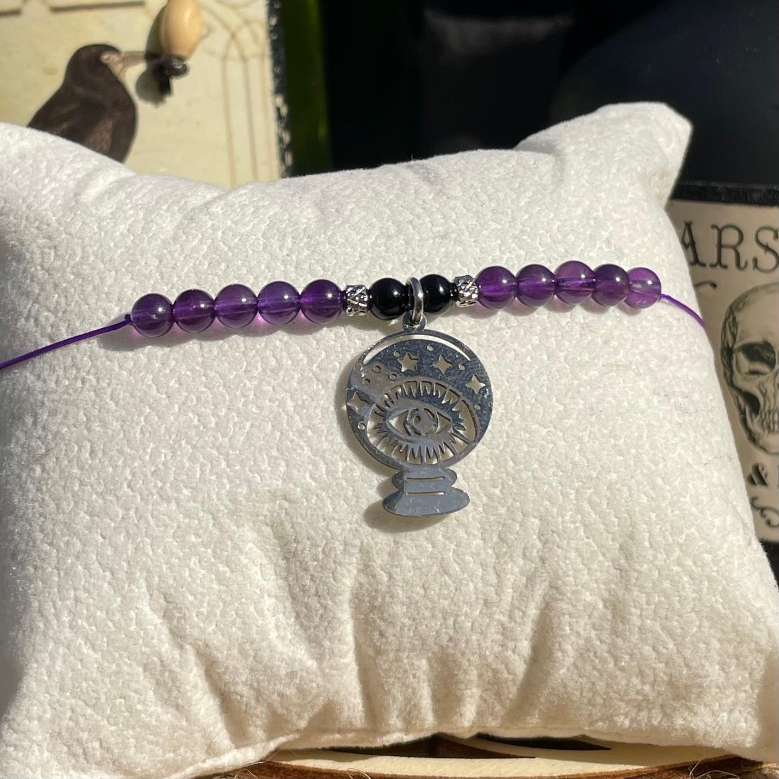 Bracelet Yzma en améthyste et onyx noir avec breloque boule de cristal magique argentée, bijou original en pierres naturelles fait main Les Merveilles by Pauline. Collection inspiré par les Méchants Disney.