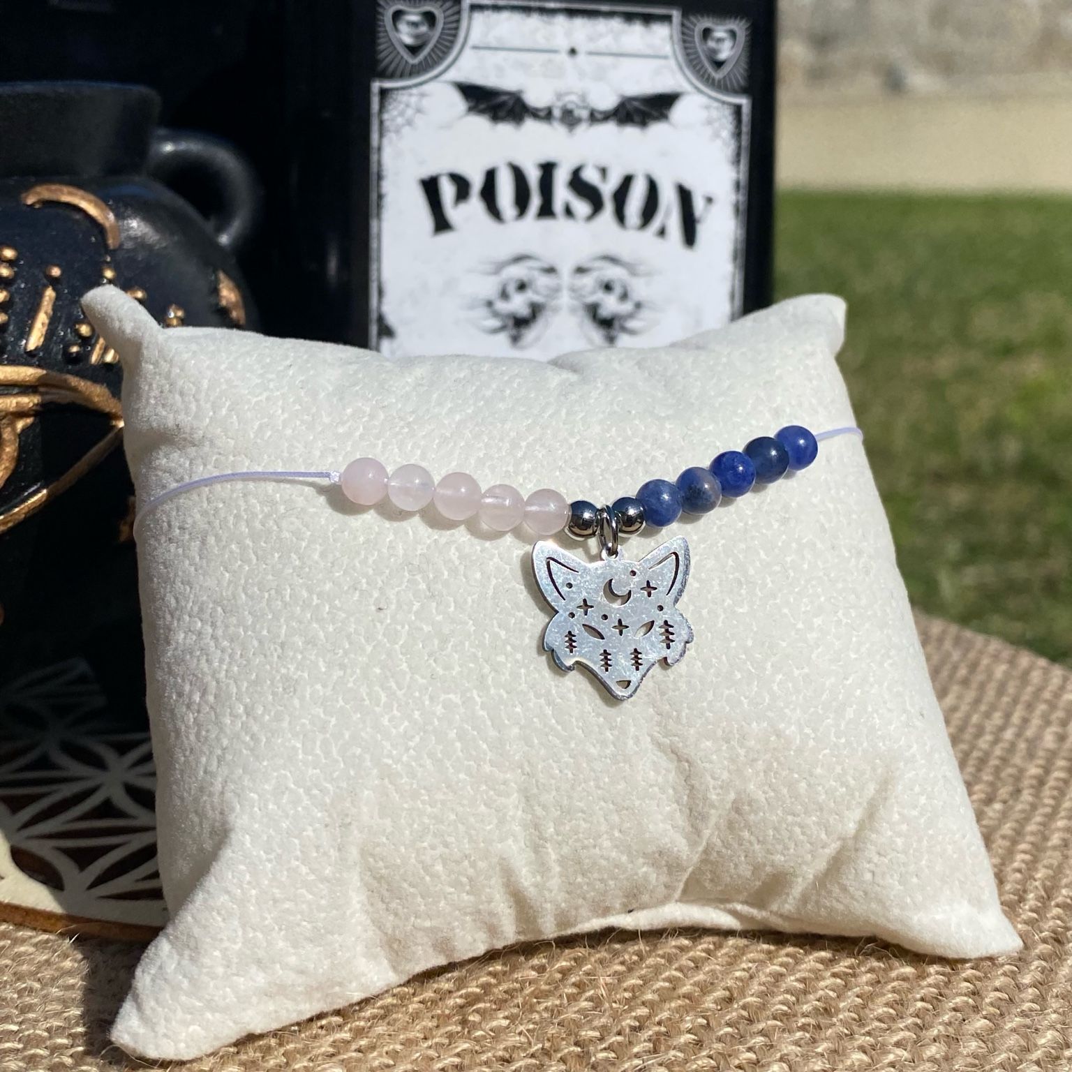 Bracelet inspiré d’Enid Sinclair, composé de quartz rose et de sodalite, avec breloque tête de loup argentée. Création artisanale douce et lumineuse, mêlant amour, confiance en soi et énergie amicale. Inspiré par la série Netflix Wednesday et le film La famille Addams.