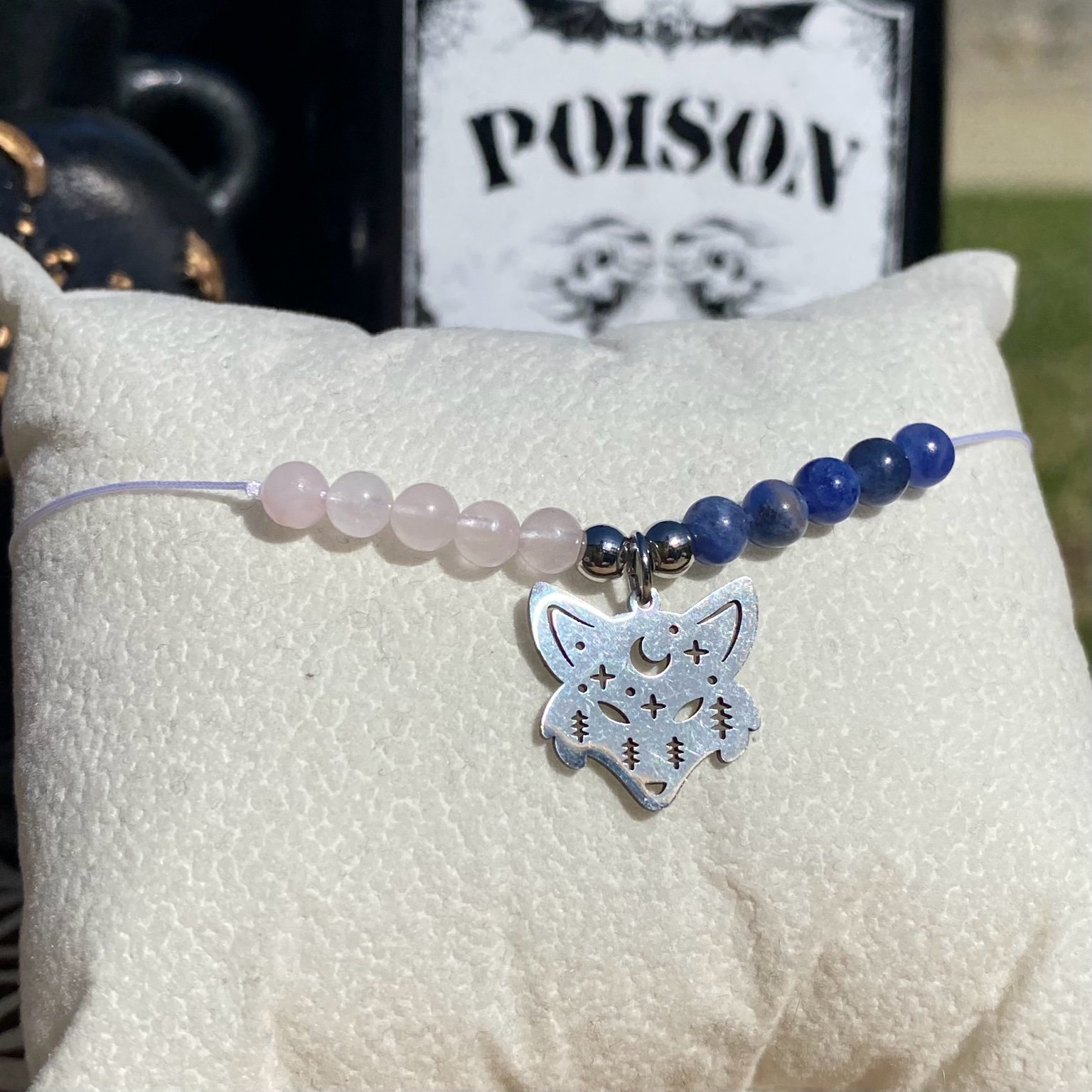 Bracelet inspirĂ© dâEnid Sinclair, composĂ© de quartz rose et de sodalite, avec breloque tĂȘte de loup argentĂ©e. CrĂ©ation artisanale douce et lumineuse, mĂȘlant amour, confiance en soi et Ă©nergie amicale. InspirĂ© par la sĂ©rie Netflix Wednesday et le film La famille Addams.