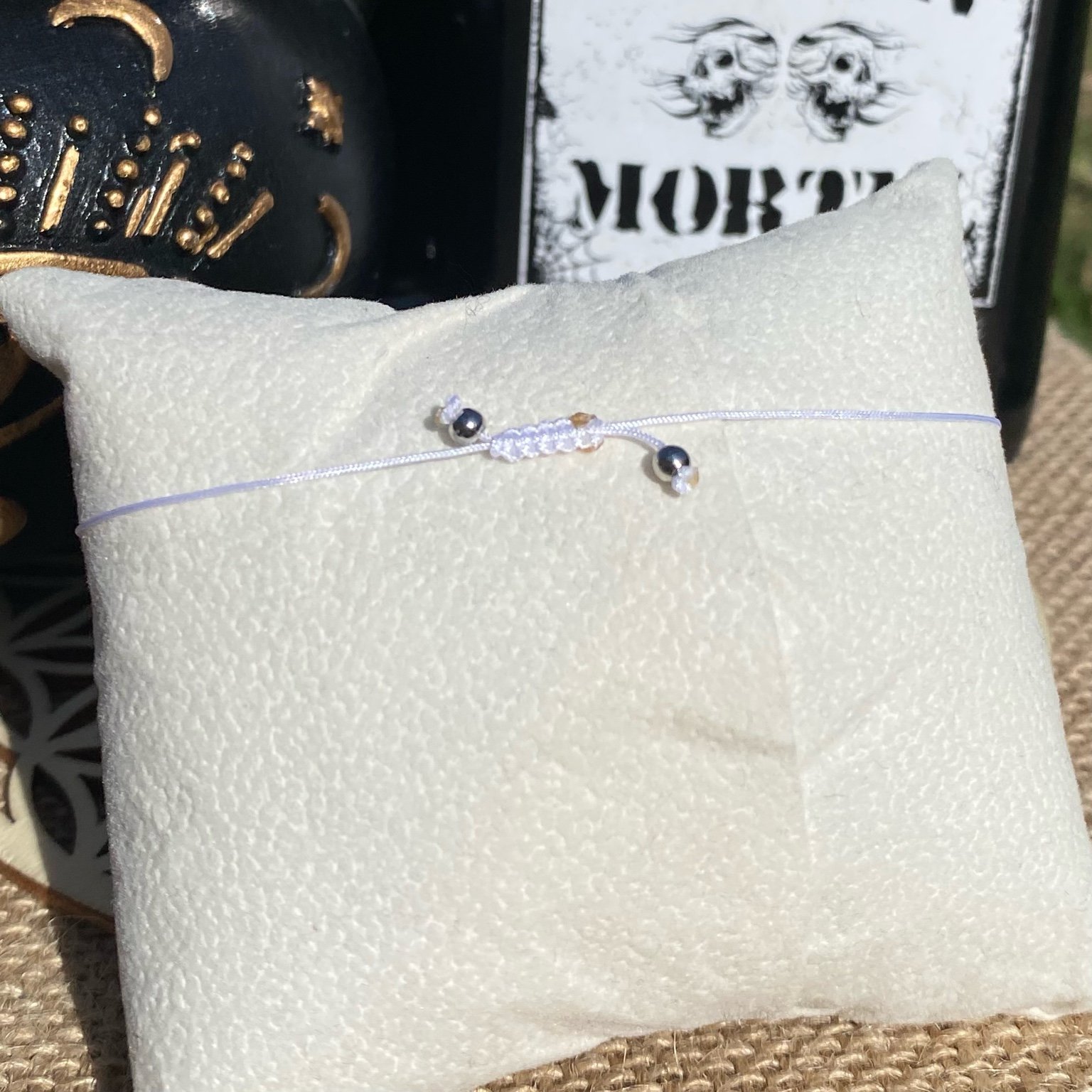 Bracelet inspiré d’Enid Sinclair, composé de quartz rose et de sodalite, avec breloque tête de loup argentée. Création artisanale douce et lumineuse, mêlant amour, confiance en soi et énergie amicale. Inspiré par la série Netflix Wednesday et le film La famille Addams.