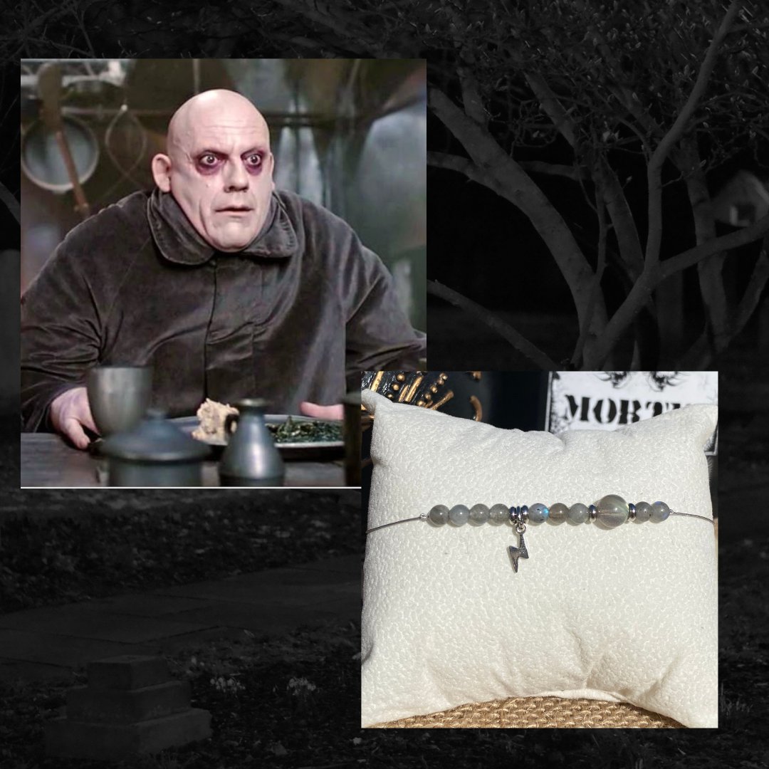 Bracelet inspiré de Fétide Addams, réalisé à la main en labradorite naturelle aux reflets mystérieux, avec breloque éclair argentée. Création unique qui évoque l’excentricité, la curiosité et la puissance énergétique du personnage. Inspiré par la série Netflix Wednesday et le film La famille Addams.
