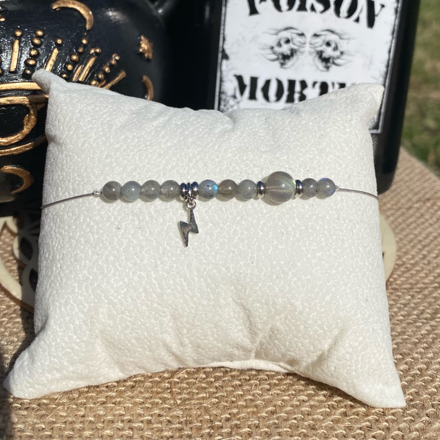 Bracelet inspiré de Fétide Addams, réalisé à la main en labradorite naturelle aux reflets mystérieux, avec breloque éclair argentée. Création unique qui évoque l’excentricité, la curiosité et la puissance énergétique du personnage. Inspiré par la série Netflix Wednesday et le film La famille Addams.