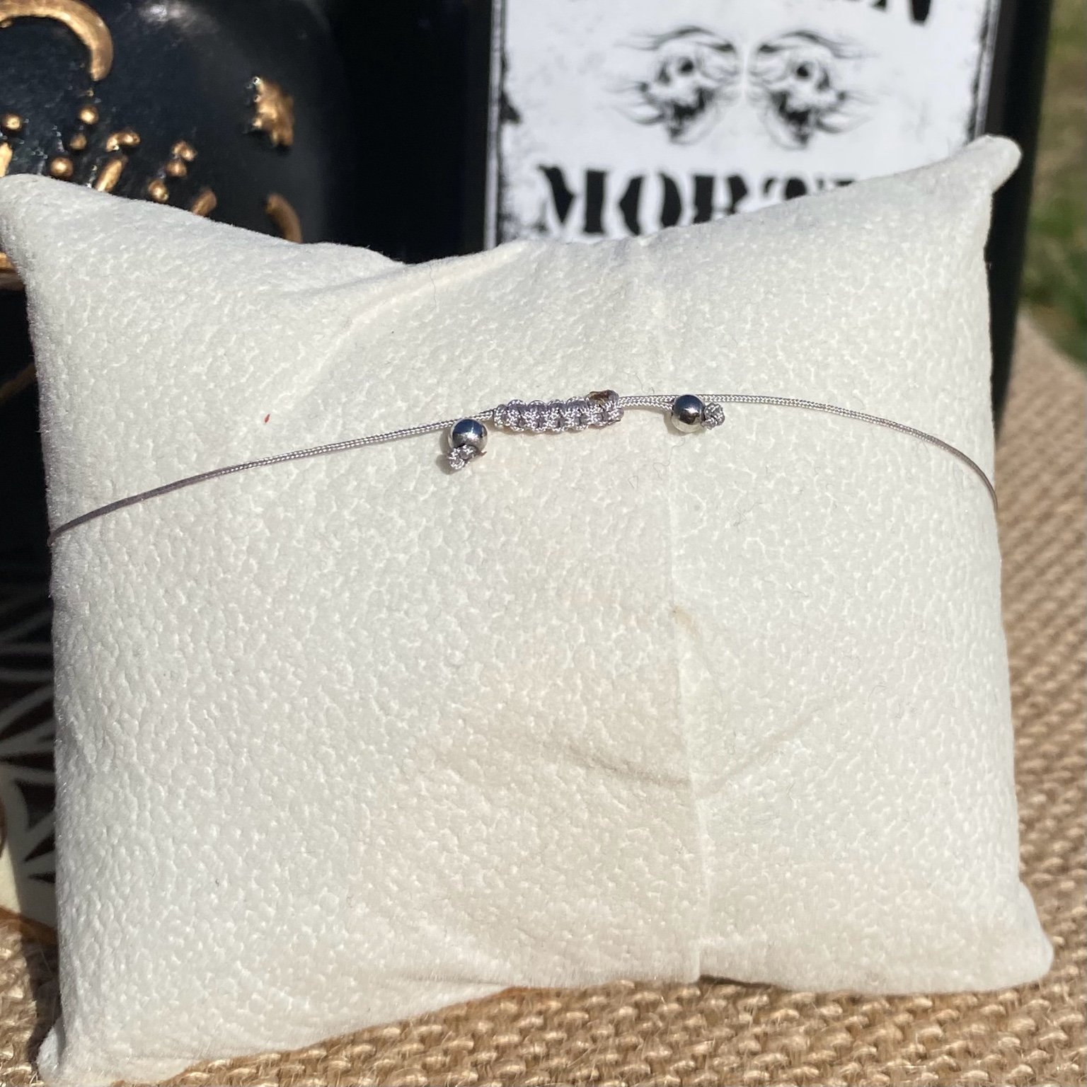 Bracelet inspiré de Fétide Addams, réalisé à la main en labradorite naturelle aux reflets mystérieux, avec breloque éclair argentée. Création unique qui évoque l’excentricité, la curiosité et la puissance énergétique du personnage. Inspiré par la série Netflix Wednesday et le film La famille Addams.