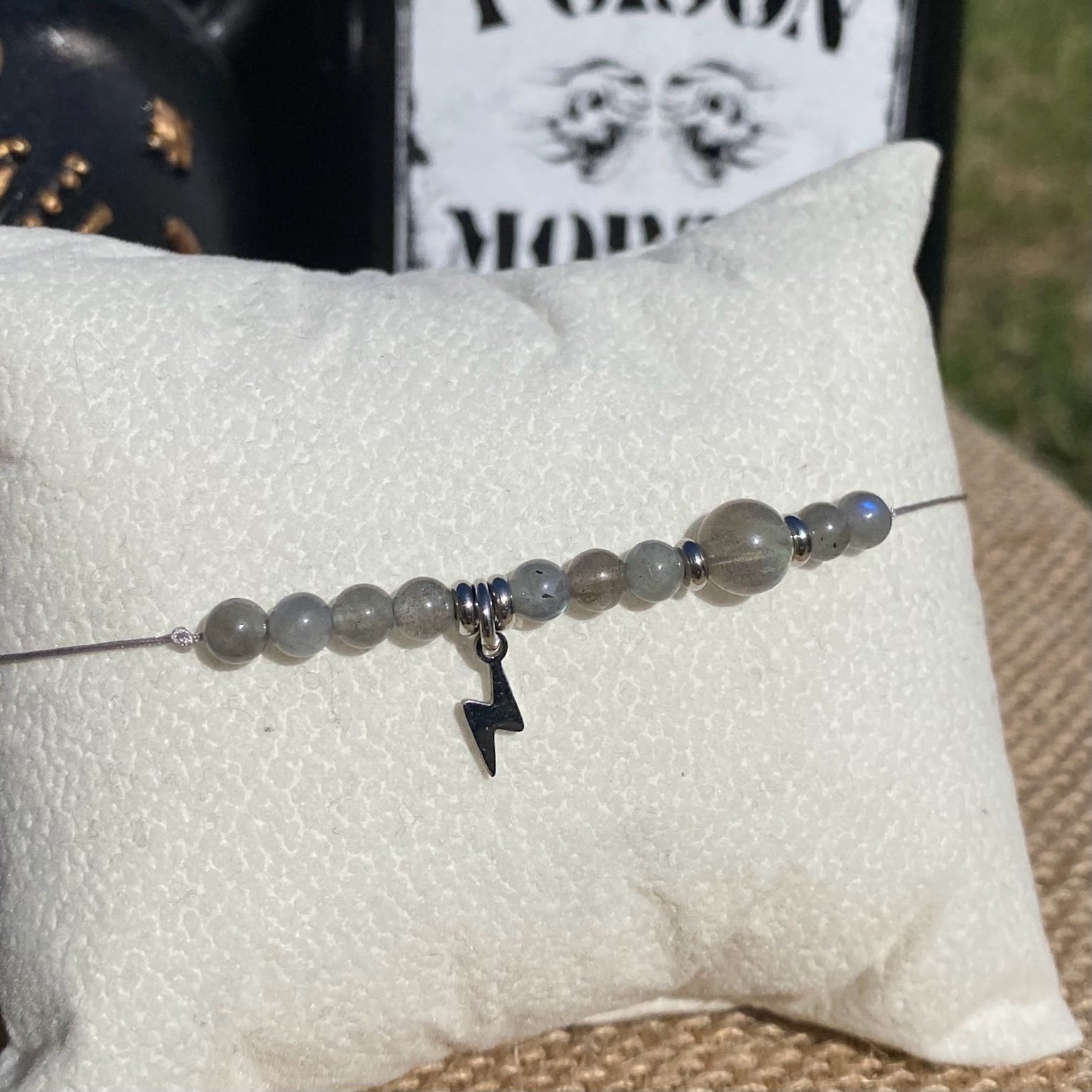 Bracelet inspiré de Fétide Addams, réalisé à la main en labradorite naturelle aux reflets mystérieux, avec breloque éclair argentée. Création unique qui évoque l’excentricité, la curiosité et la puissance énergétique du personnage. Inspiré par la série Netflix Wednesday et le film La famille Addams.