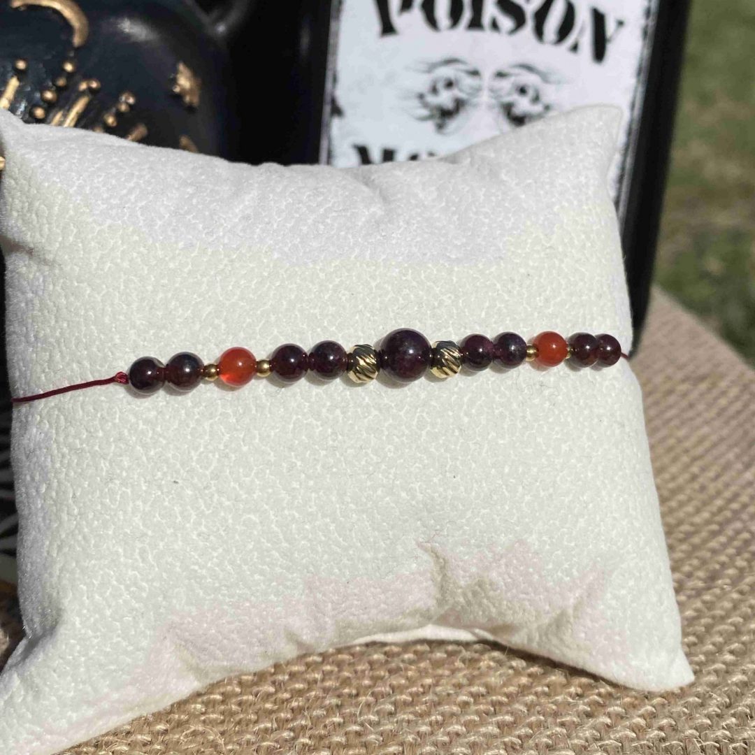 Bracelet inspirĂ© de Gomez Addams, composĂ© de pierres naturelles de grenat et de cornaline, avec apprĂȘts dorĂ©s. Bijou artisanal vibrant dâamour, de passion et de loyautĂ©, reflet de lâesprit fougueux du patriarche Addams. InspirĂ© par la sĂ©rie Netflix Wednesday et le film La famille Addams.