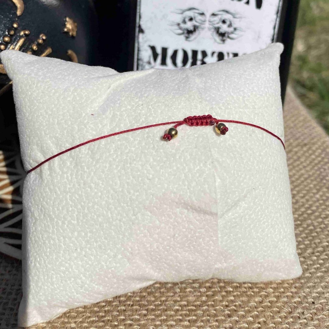 Bracelet inspiré de Gomez Addams, composé de pierres naturelles de grenat et de cornaline, avec apprêts dorés. Bijou artisanal vibrant d’amour, de passion et de loyauté, reflet de l’esprit fougueux du patriarche Addams. Inspiré par la série Netflix Wednesday et le film La famille Addams.