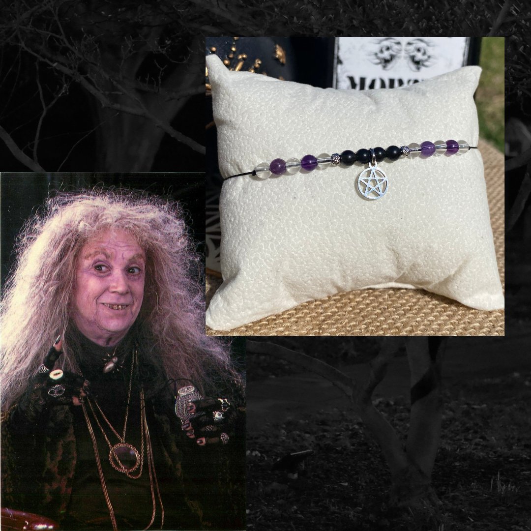 Bracelet inspiré de la Grand-mère Addams, composé d’améthyste, de cristal de roche et d'obsidienne noire, avec breloque pentacle argentée. Création artisanale ésotérique symbolisant la sagesse, la magie et la transmission des savoirs anciens. Inspiré par la série Netflix Wednesday et le film La famille Addams.