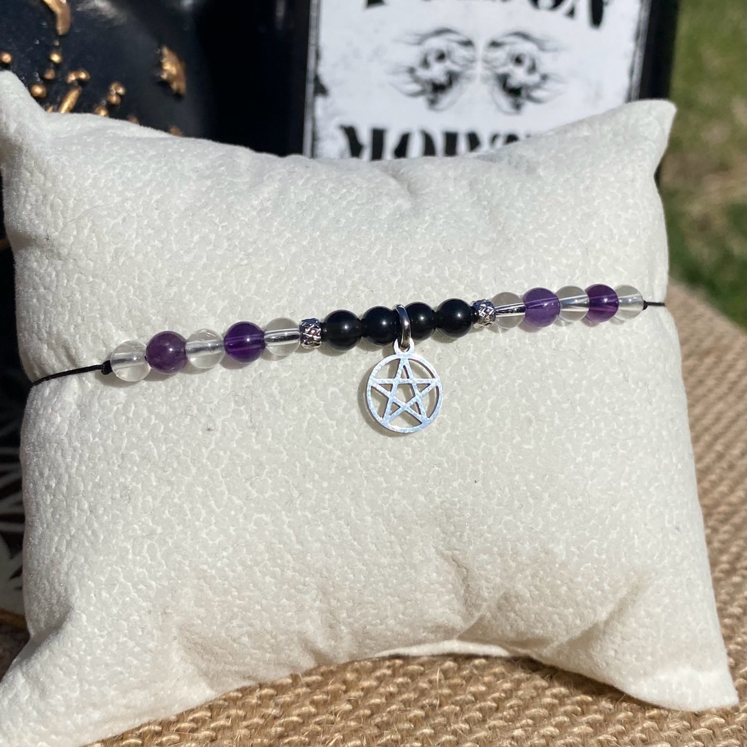 Bracelet inspirĂ© de la Grand-mĂšre Addams, composĂ© dâamĂ©thyste, de cristal de roche et d'obsidienne noire, avec breloque pentacle argentĂ©e. CrĂ©ation artisanale Ă©sotĂ©rique symbolisant la sagesse, la magie et la transmission des savoirs anciens. InspirĂ© par la sĂ©rie Netflix Wednesday et le film La famille Addams.