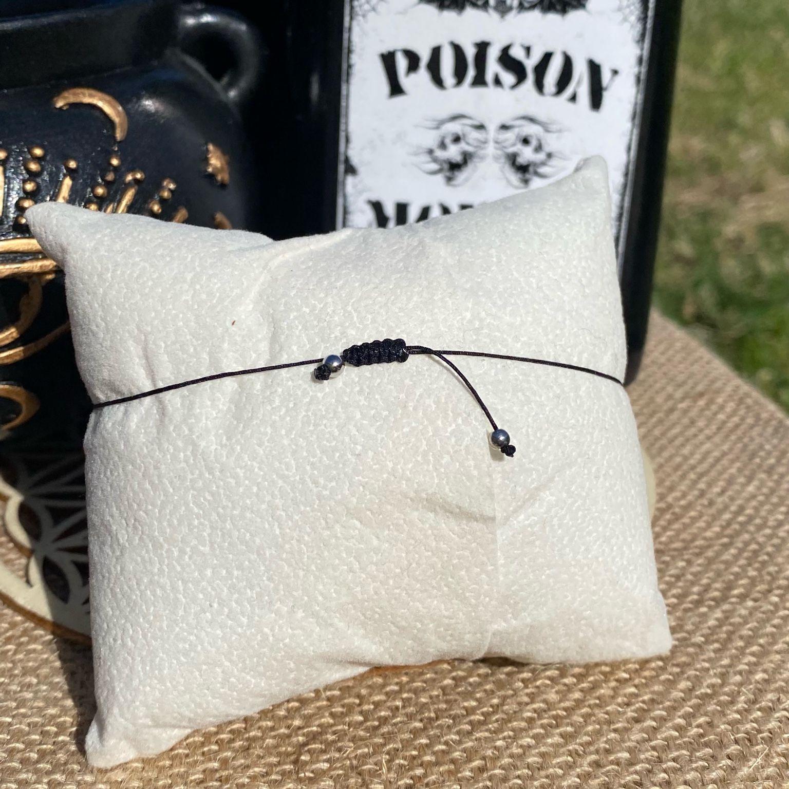 Bracelet inspiré de la Grand-mère Addams, composé d’améthyste, de cristal de roche et d'obsidienne noire, avec breloque pentacle argentée. Création artisanale ésotérique symbolisant la sagesse, la magie et la transmission des savoirs anciens. Inspiré par la série Netflix Wednesday et le film La famille Addams.