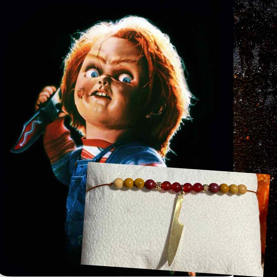 Bracelet fait main inspiré du personnage Chucky, composé de jaspe mokaïte et de cornaline, orné d’une breloque couteau doré, bijou artisanal Halloween en pierres naturelles.