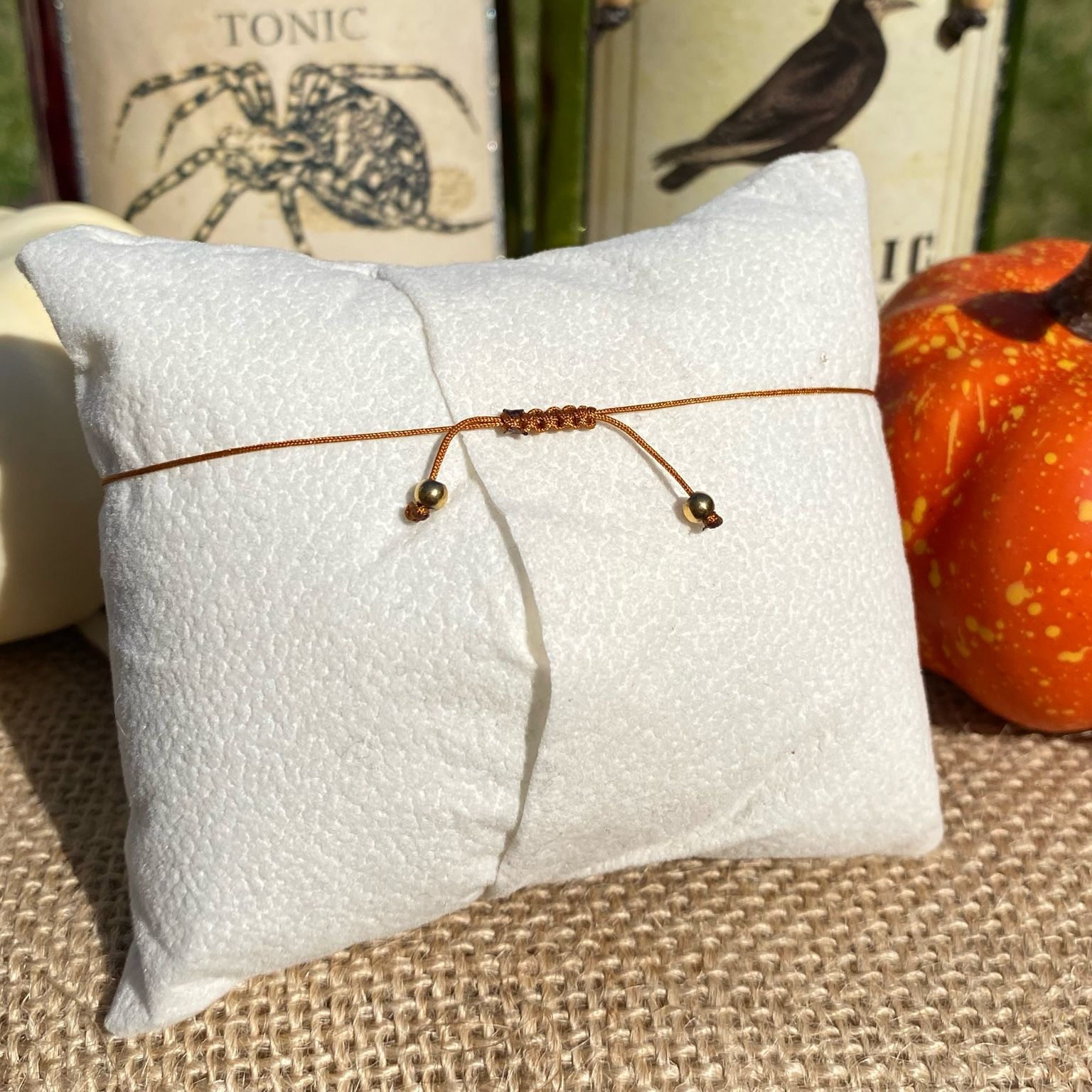 Bracelet fait main inspiré du personnage Chucky, composé de jaspe mokaïte et de cornaline, orné d’une breloque couteau doré, bijou artisanal Halloween en pierres naturelles.