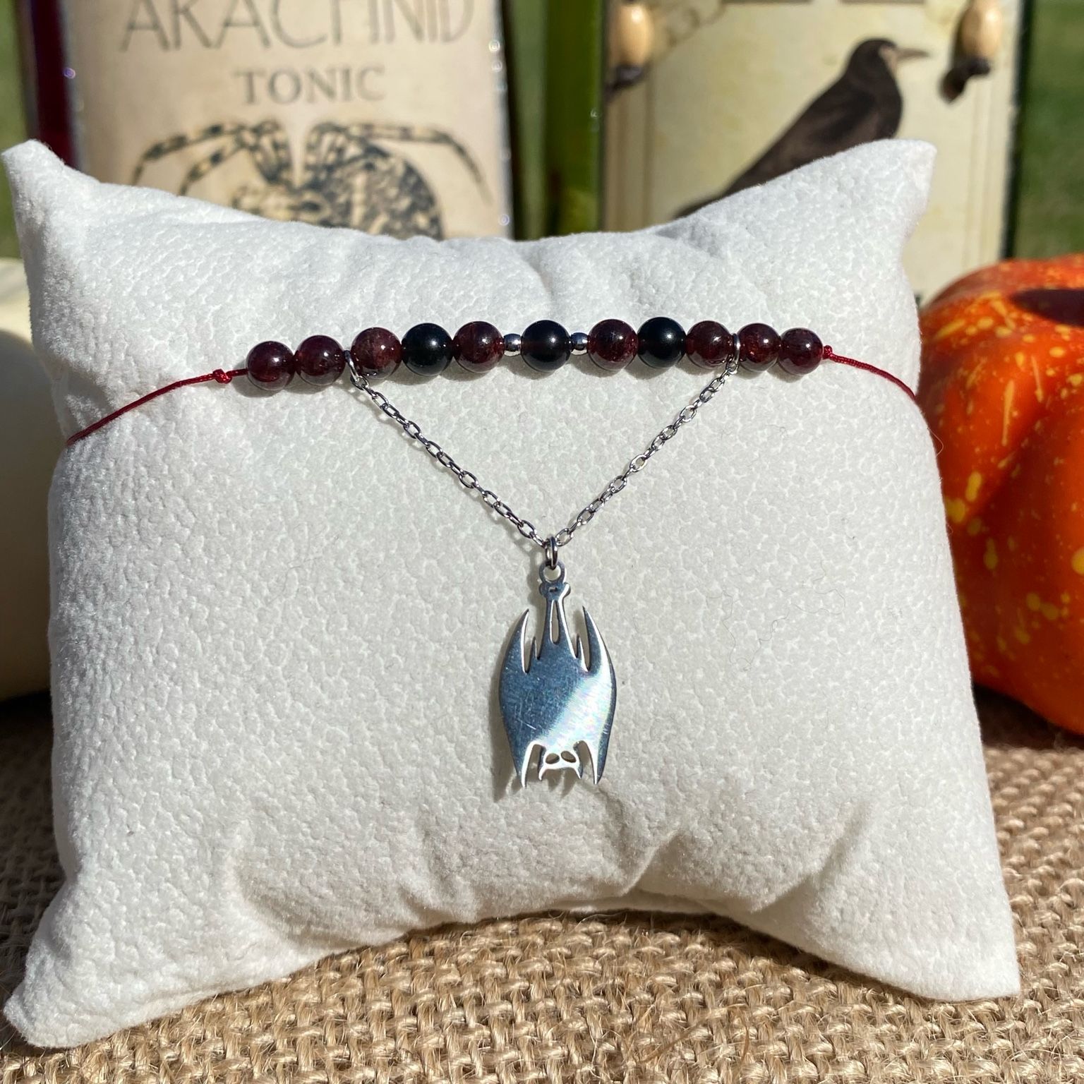 Bracelet Halloween inspiré du mythique Dracula, création artisanale en grenat et obsidienne noire, bijou en pierres naturelles aux reflets sombres et envoûtants.