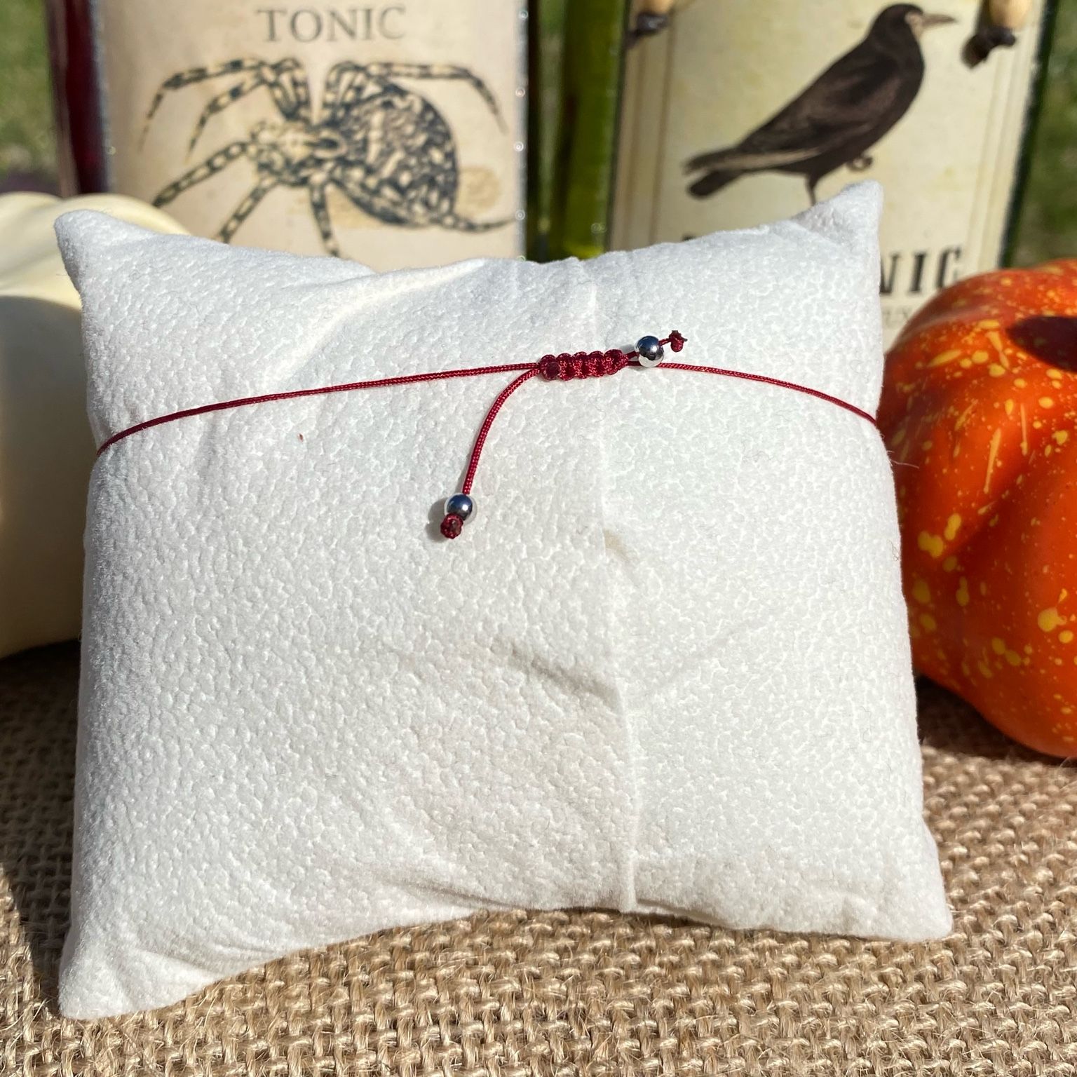 Bracelet Halloween inspiré du mythique Dracula, création artisanale en grenat et obsidienne noire, bijou en pierres naturelles aux reflets sombres et envoûtants.