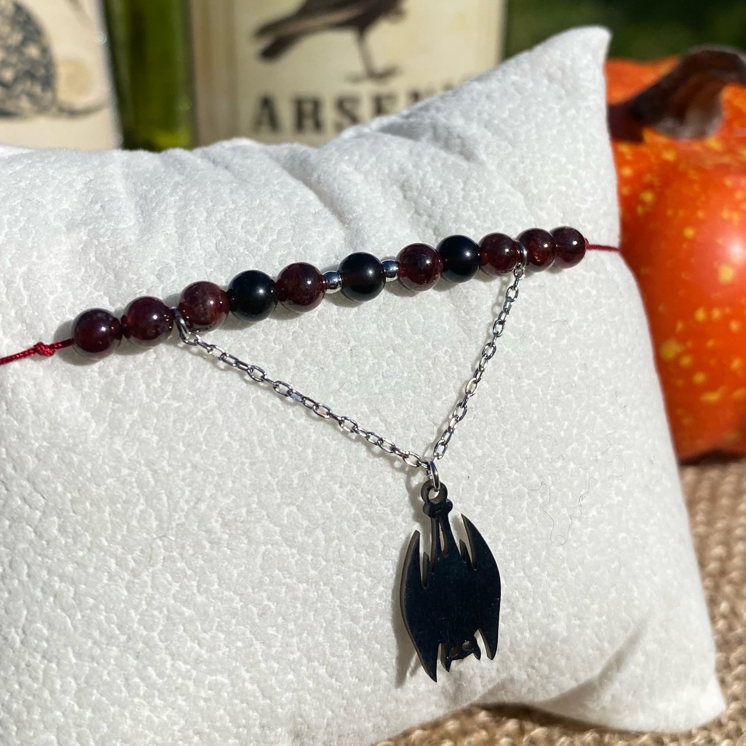 Bracelet Halloween inspiré du mythique Dracula, création artisanale en grenat et obsidienne noire, bijou en pierres naturelles aux reflets sombres et envoûtants.