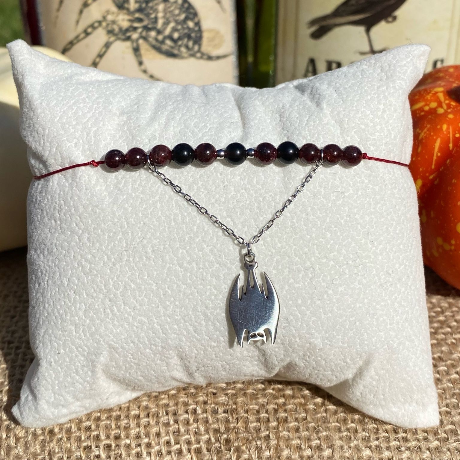 Bracelet Halloween inspiré du mythique Dracula, création artisanale en grenat et obsidienne noire, bijou en pierres naturelles aux reflets sombres et envoûtants.