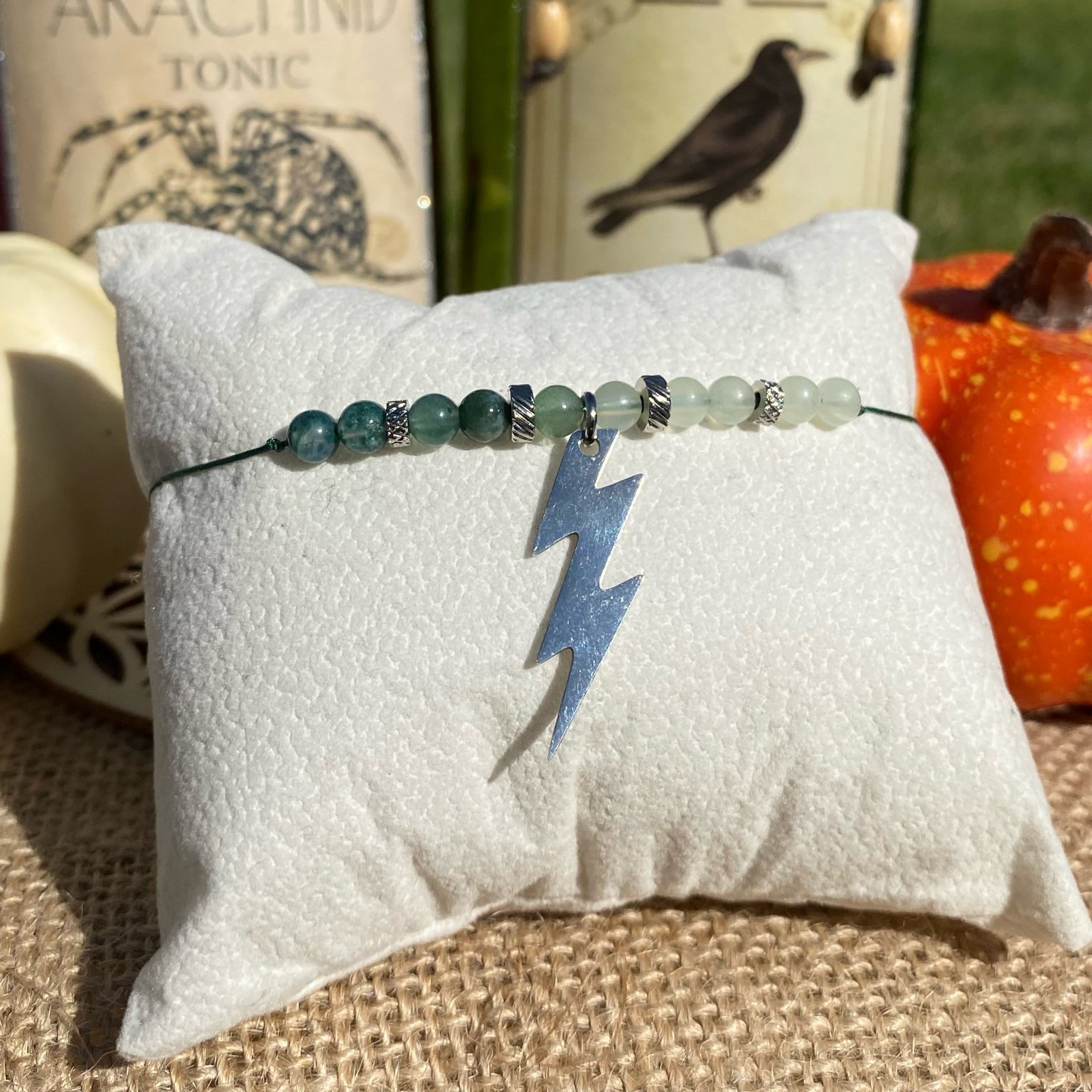 Bracelet Halloween inspiré de Frankenstein, en agate mousse et jade vert, orné d’une breloque éclair argentée, création en pierres naturelles faite main Les Merveilles by Pauline.