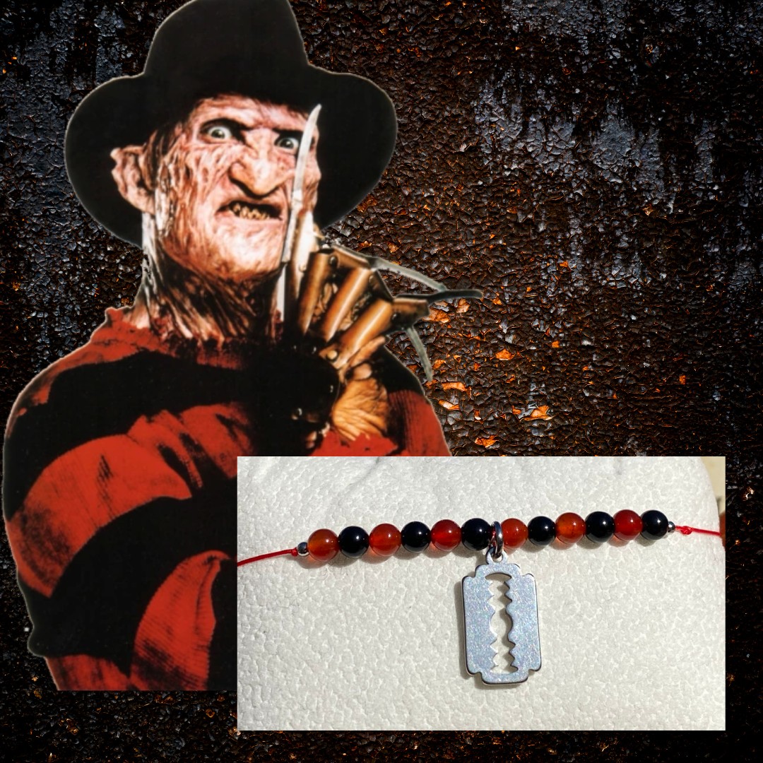 Bracelet Halloween inspiré de Freddy Krueger, création en pierres naturelles de cornaline et d’onyx, breloque lame en acier inoxydable, bijou artisanal Les Merveilles by Pauline.