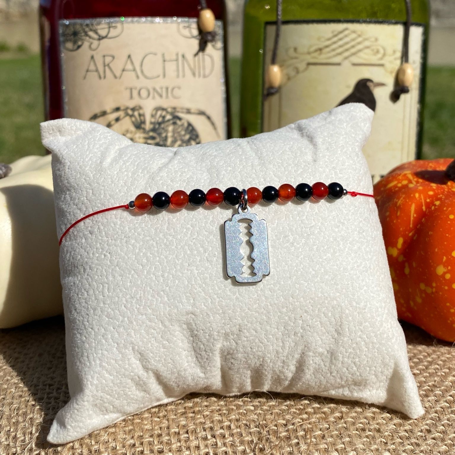 Bracelet Halloween inspiré de Freddy Krueger, création en pierres naturelles de cornaline et d’onyx, breloque lame en acier inoxydable, bijou artisanal Les Merveilles by Pauline.