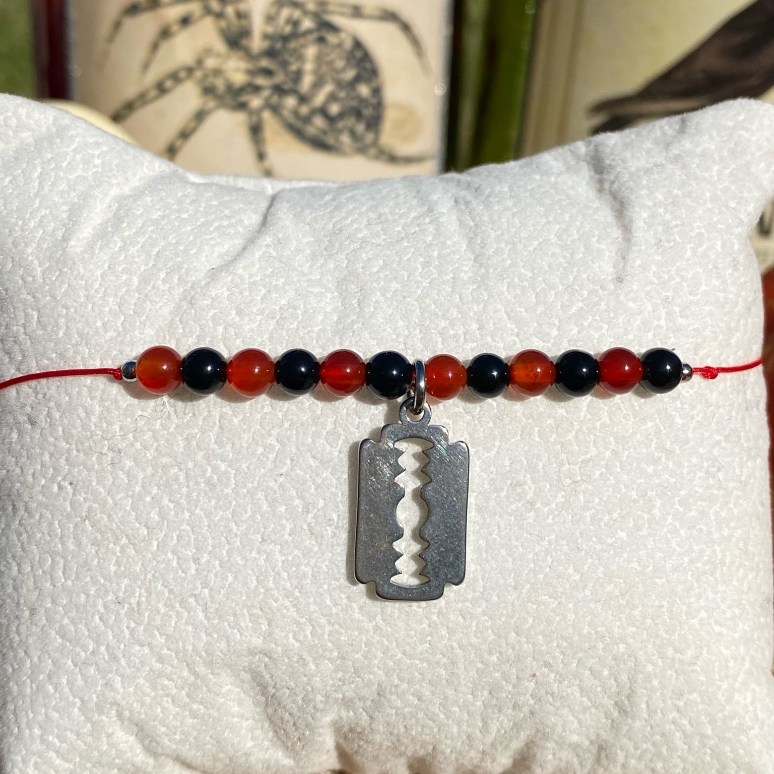 Bracelet Halloween inspiré de Freddy Krueger, création en pierres naturelles de cornaline et d’onyx, breloque lame en acier inoxydable, bijou artisanal Les Merveilles by Pauline.