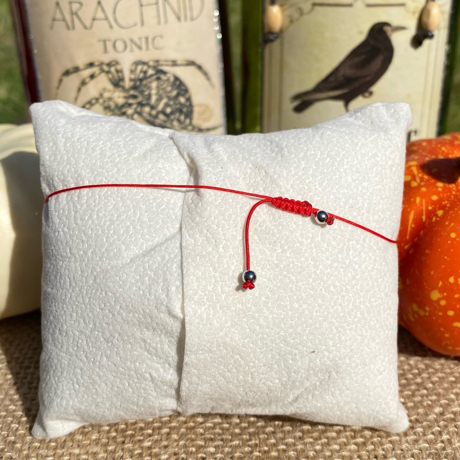 Bracelet Halloween inspiré de Freddy Krueger, création en pierres naturelles de cornaline et d’onyx, breloque lame en acier inoxydable, bijou artisanal Les Merveilles by Pauline.