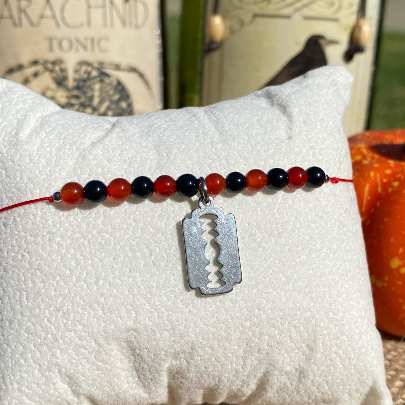 Bracelet Halloween inspiré de Freddy Krueger, création en pierres naturelles de cornaline et d’onyx, breloque lame en acier inoxydable, bijou artisanal Les Merveilles by Pauline.