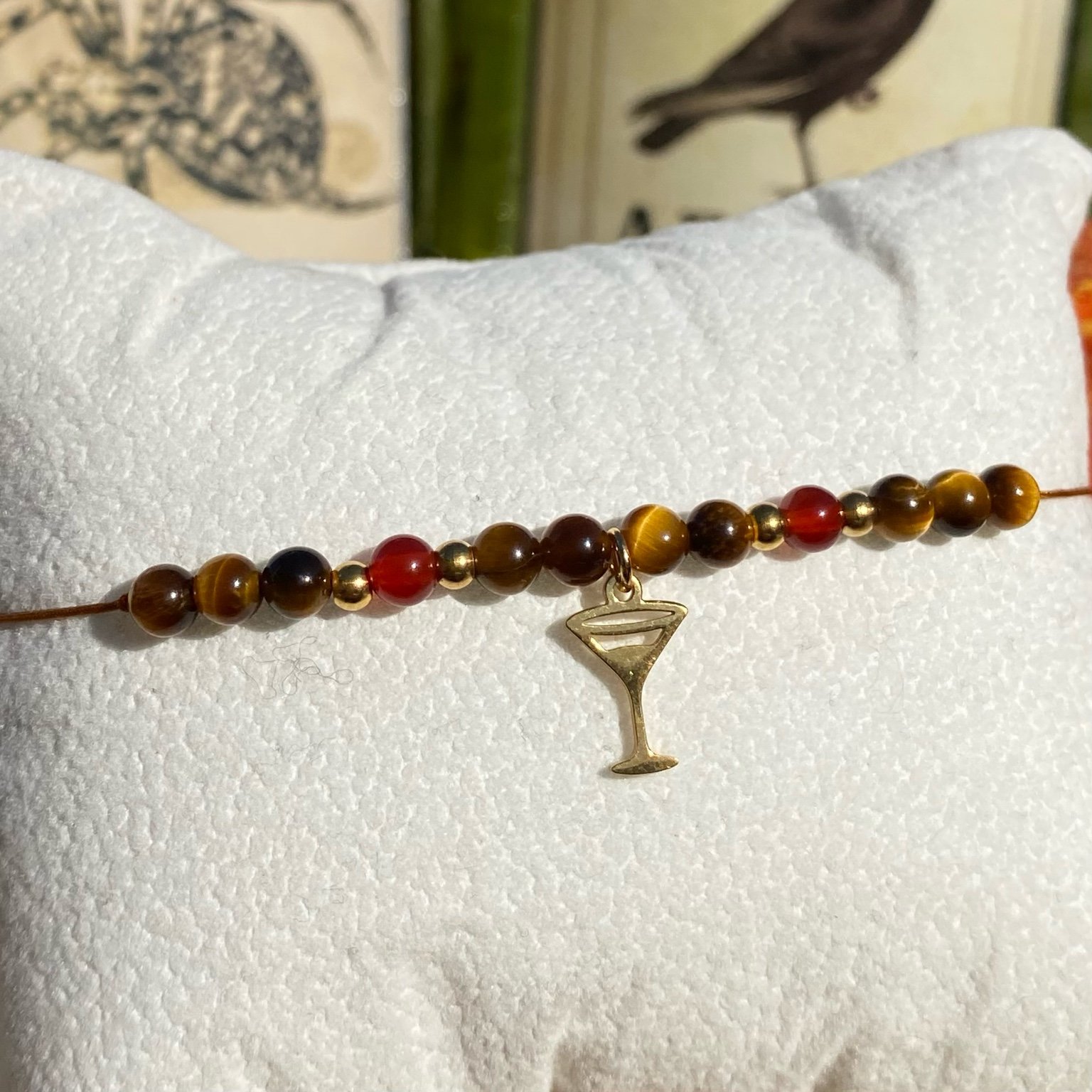 Bracelet Halloween en œil de tigre et cornaline inspiré du célèbre Hannibal Lecter, bijou unique en pierres naturelles avec breloque cocktail dorée.