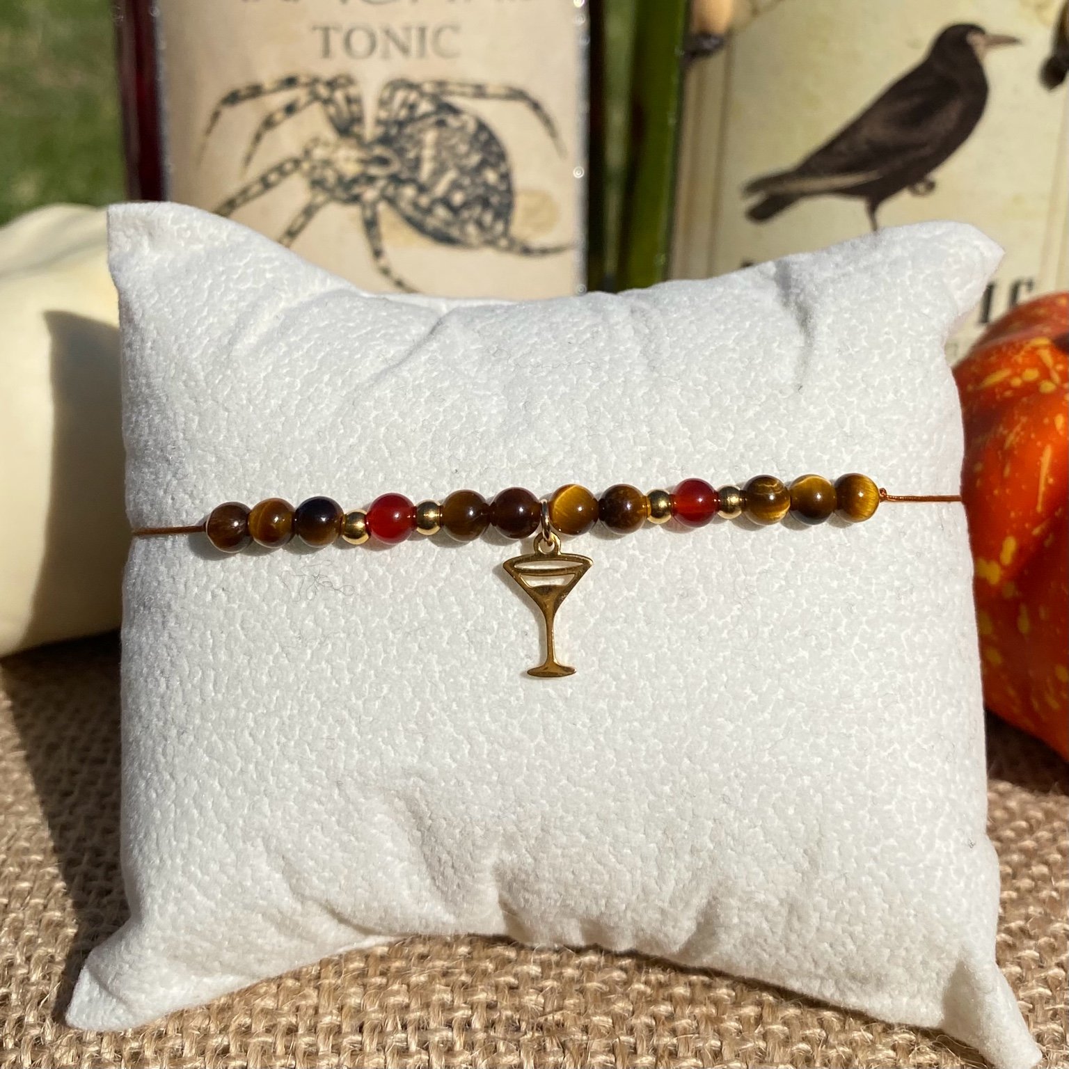 Bracelet Halloween en œil de tigre et cornaline inspiré du célèbre Hannibal Lecter, bijou unique en pierres naturelles avec breloque cocktail dorée.