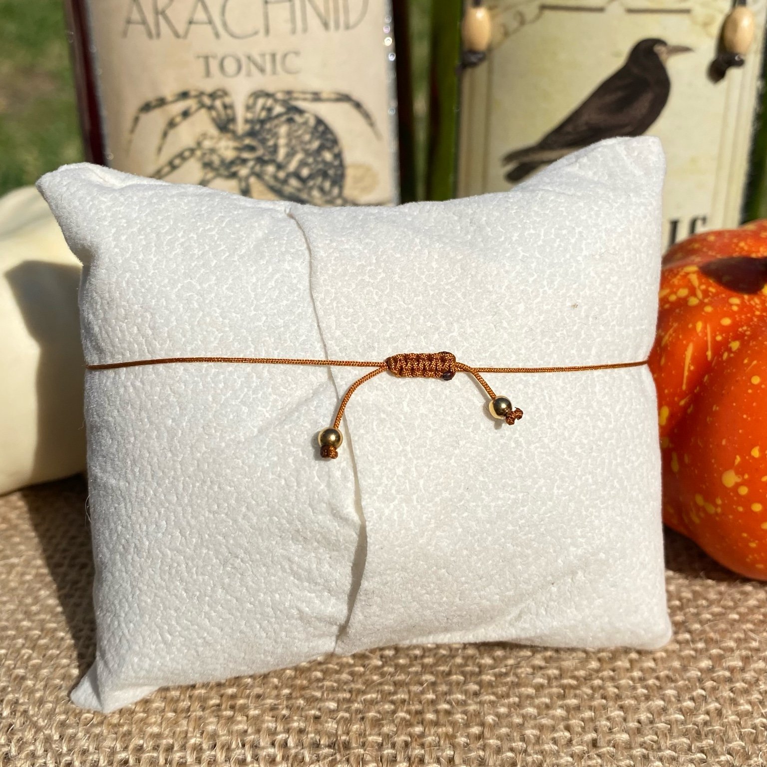 Bracelet Halloween en œil de tigre et cornaline inspiré du célèbre Hannibal Lecter, bijou unique en pierres naturelles avec breloque cocktail dorée.