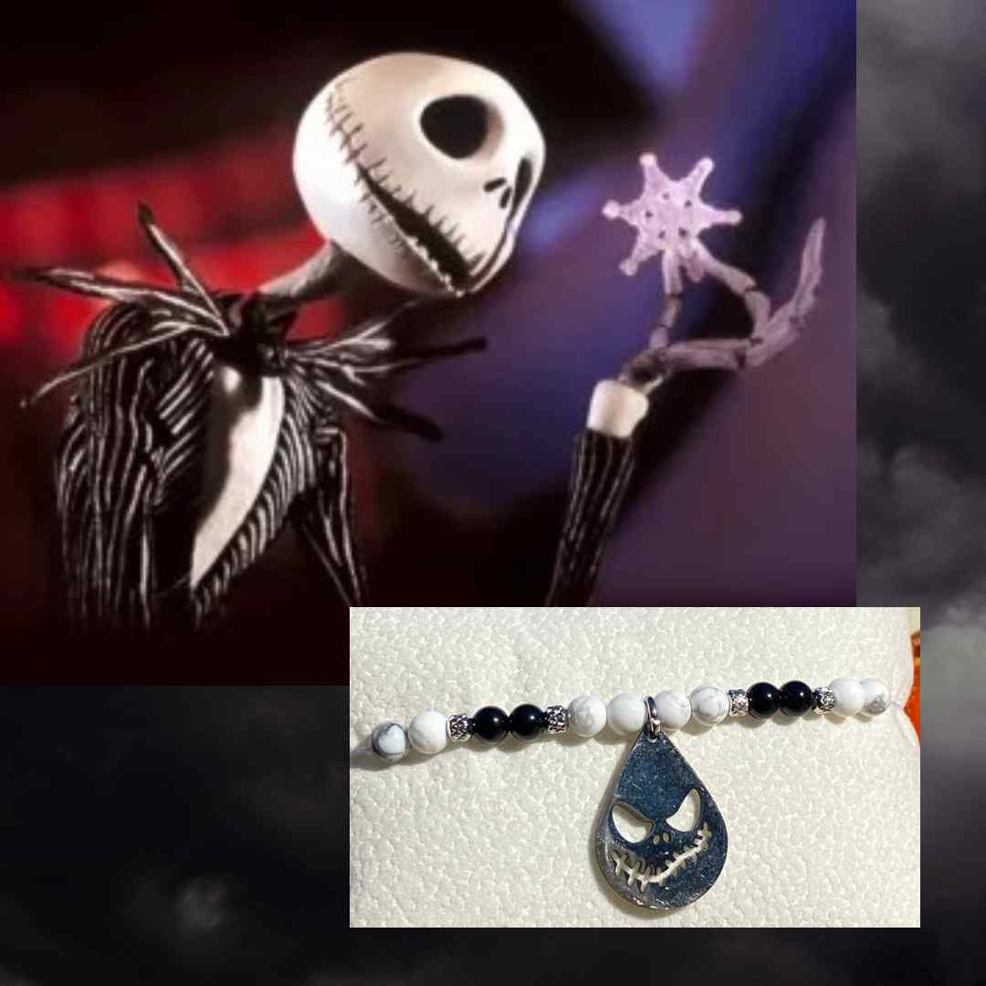 Bracelet Halloween Jack Skellington en pierres naturelles d’howlite et d’onyx noir, breloque goutte gravée en acier inoxydable, création inspirée de L’Étrange Noël de Monsieur Jack.