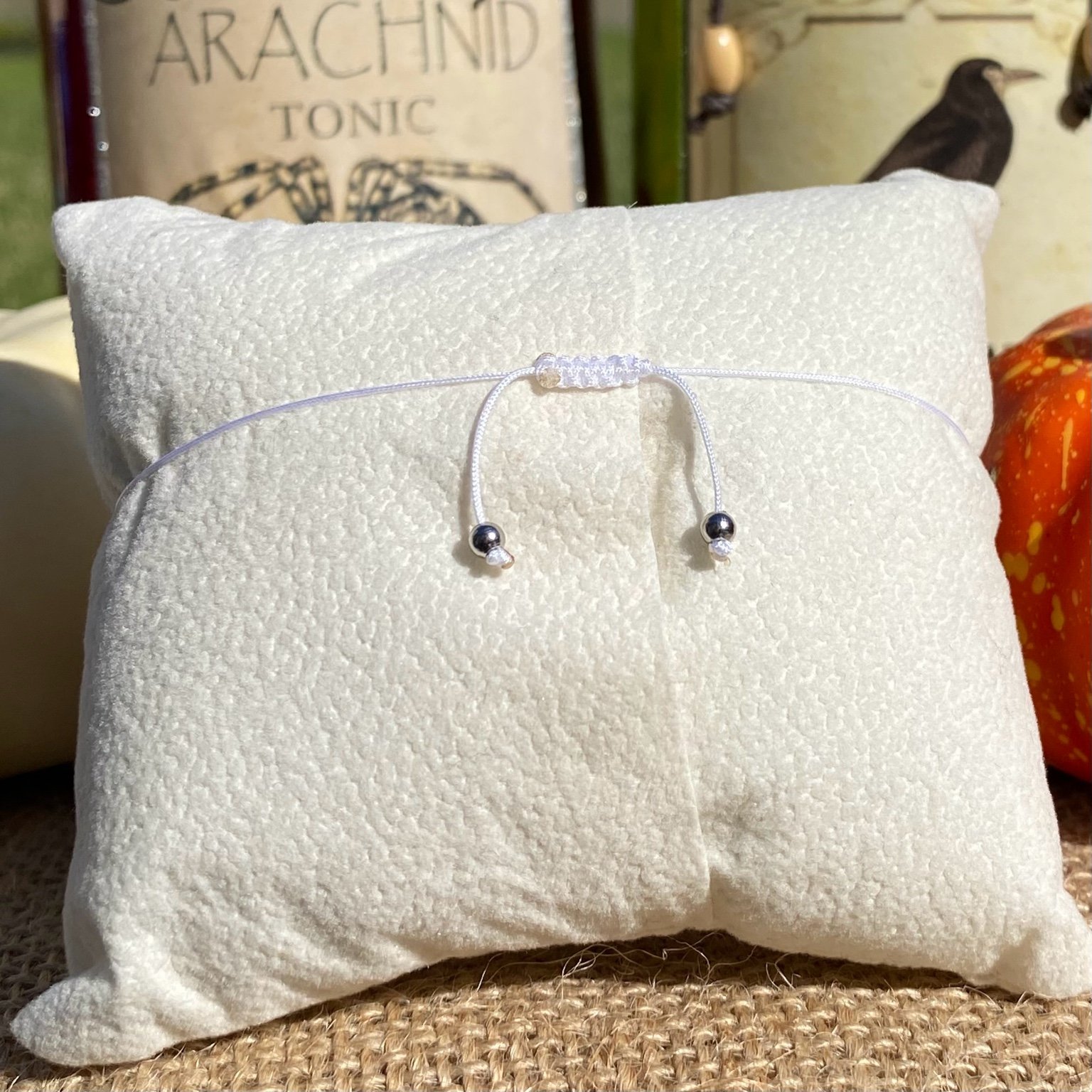 Bracelet Halloween Jack Skellington en pierres naturelles d’howlite et d’onyx noir, breloque goutte gravée en acier inoxydable, création inspirée de L’Étrange Noël de Monsieur Jack.