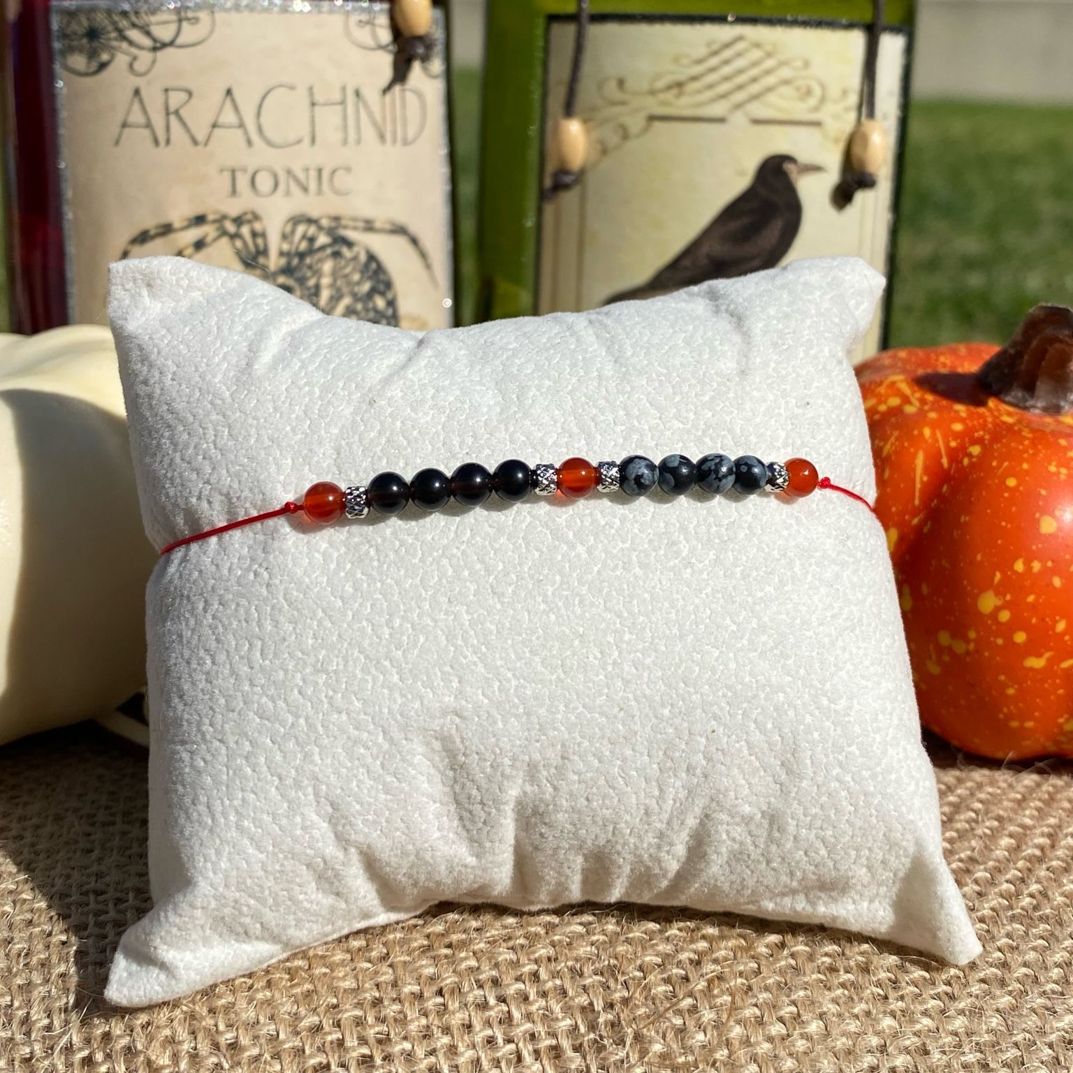 Bracelet Halloween inspiré du terrifiant Jigsaw, bijou en cornaline, obsidienne noire et obsidienne flocons de neige, création artisanale Les Merveilles by Pauline en pierres naturelles.